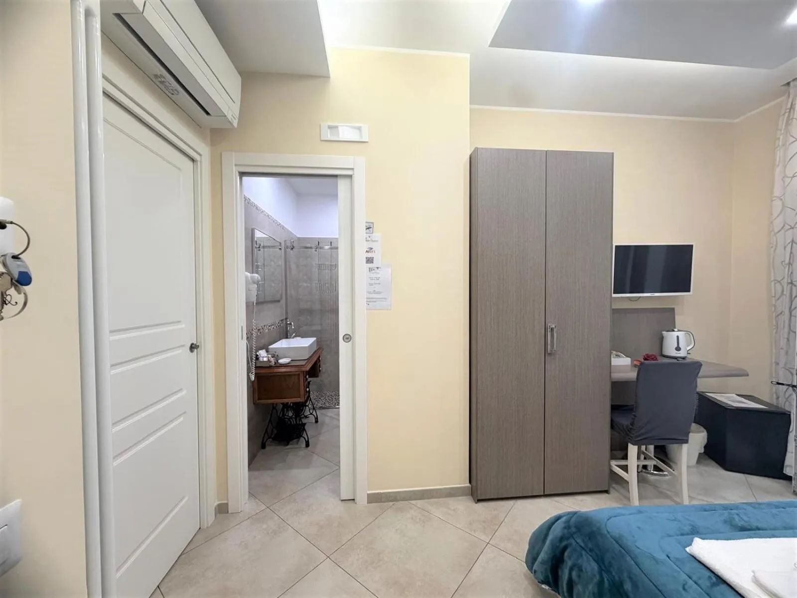 Bathroom, Bed in B&B Pompei Olympus