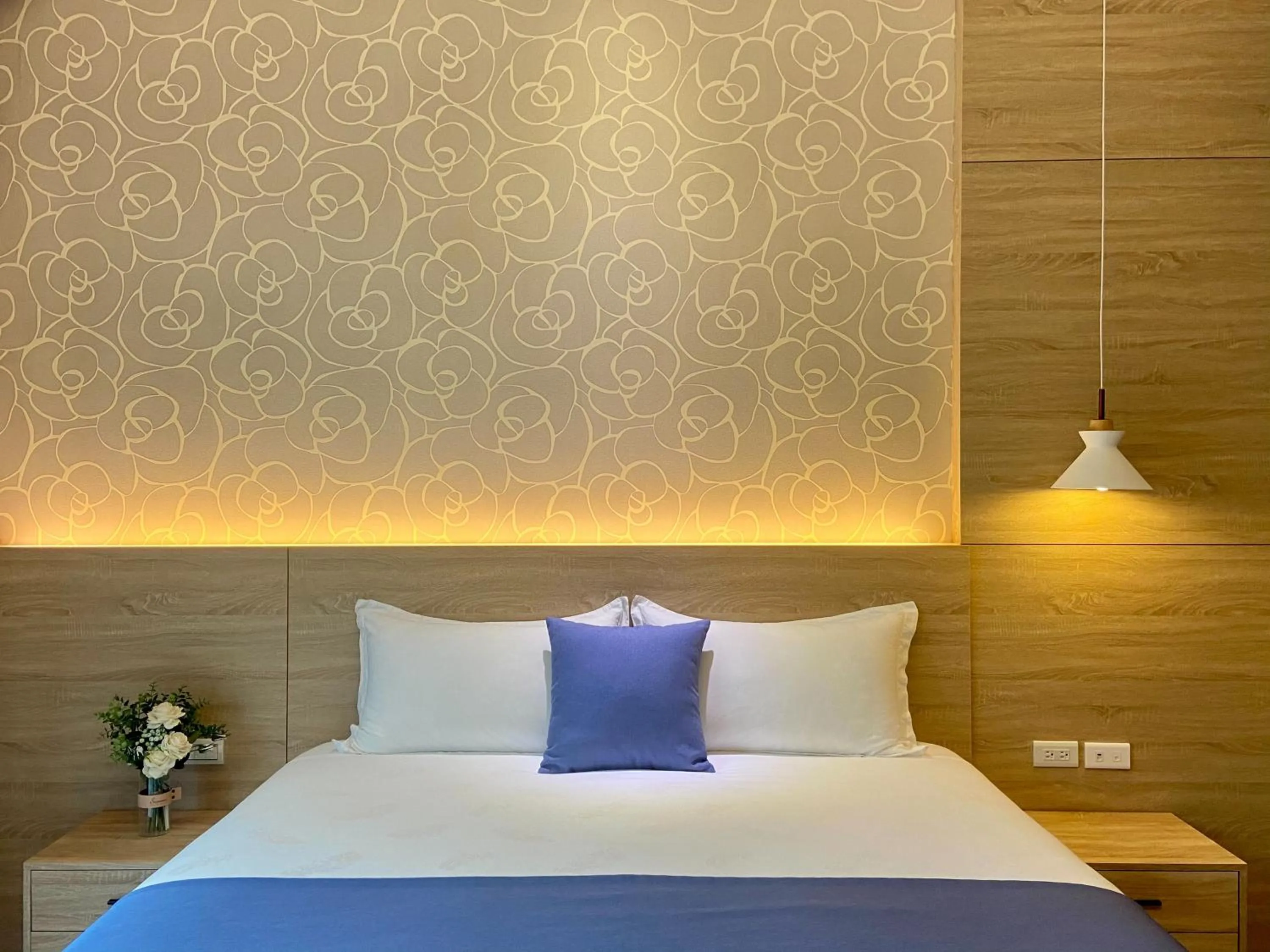 Bed in Follow the Cloud B&B