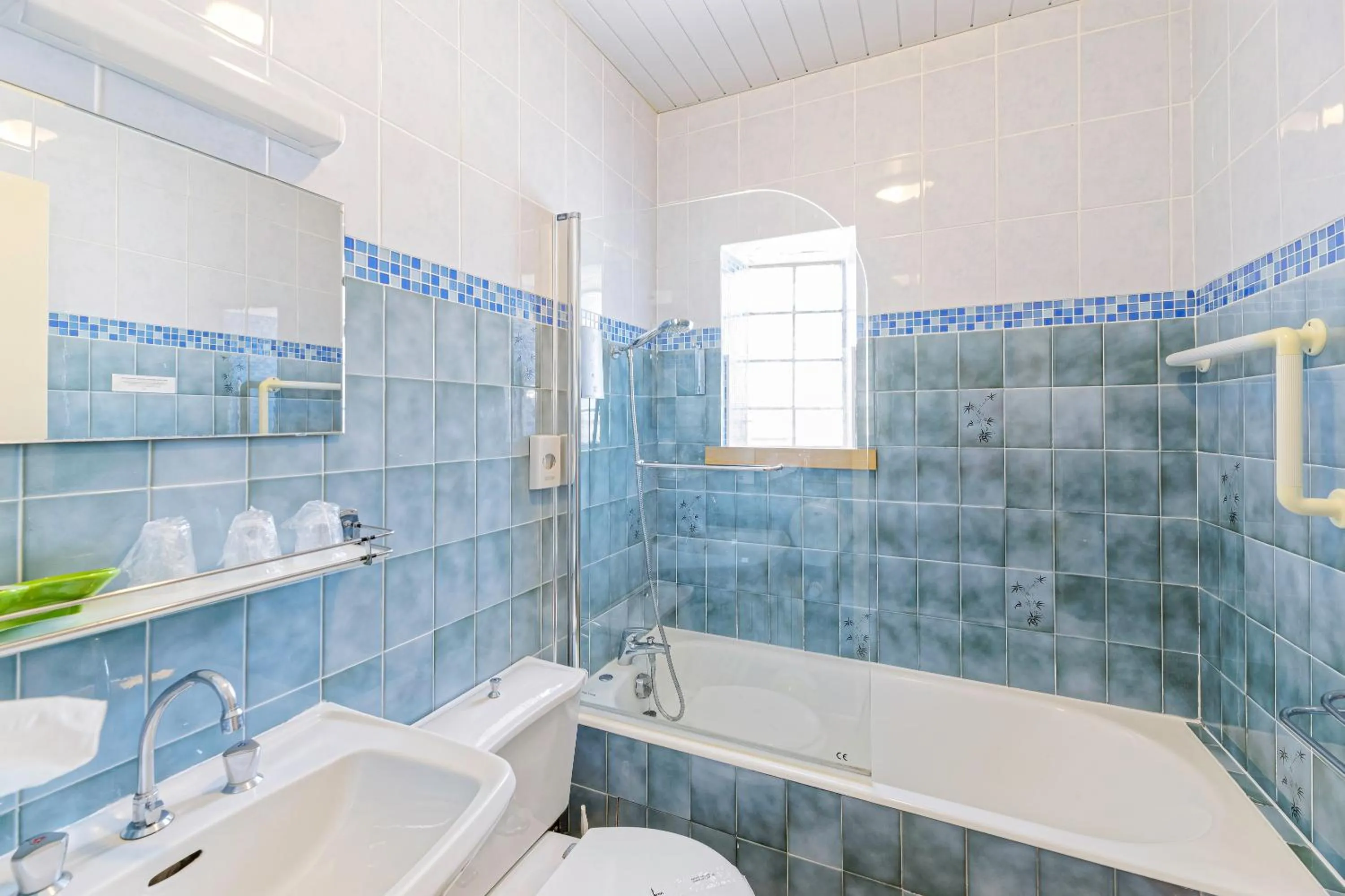 Bathroom in Logis Hôtel de France