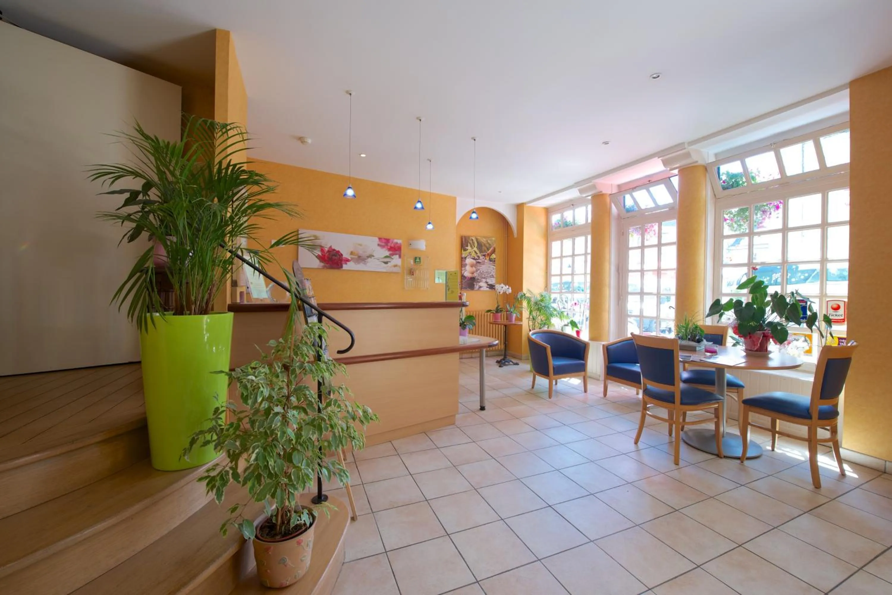 Lobby or reception in Logis Hôtel de France