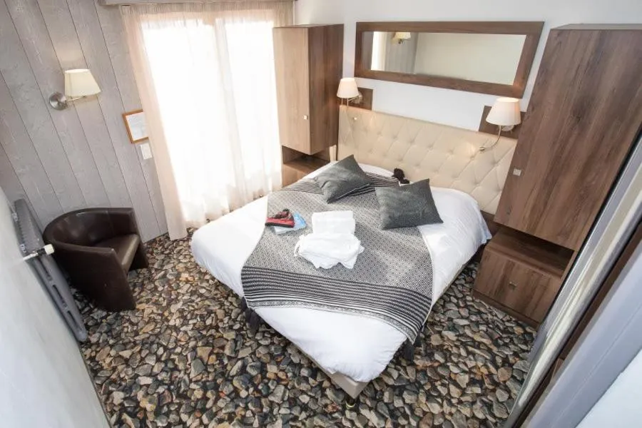 Bed in ALPINA LODGE VANOISE ex hotel du soleil