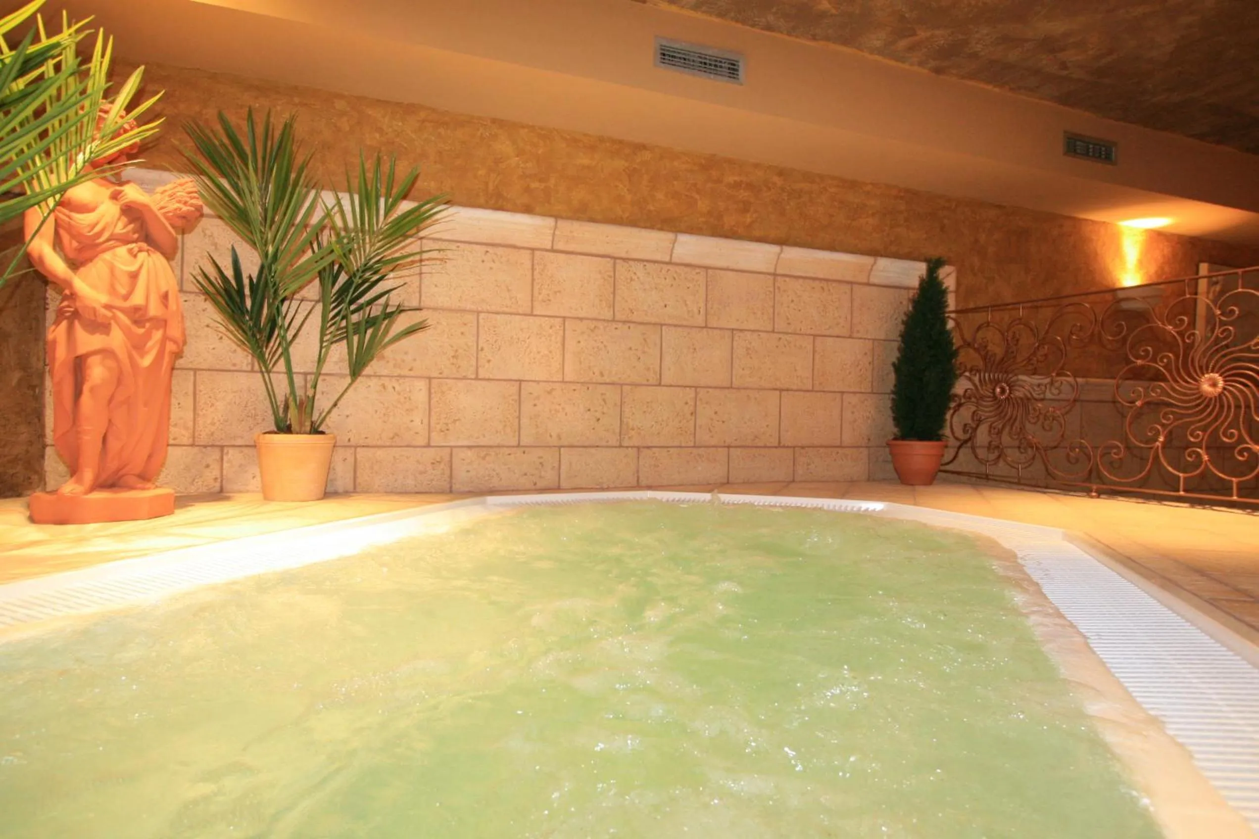 Spa and wellness centre/facilities in Posada-Spa Privilegio de Vara