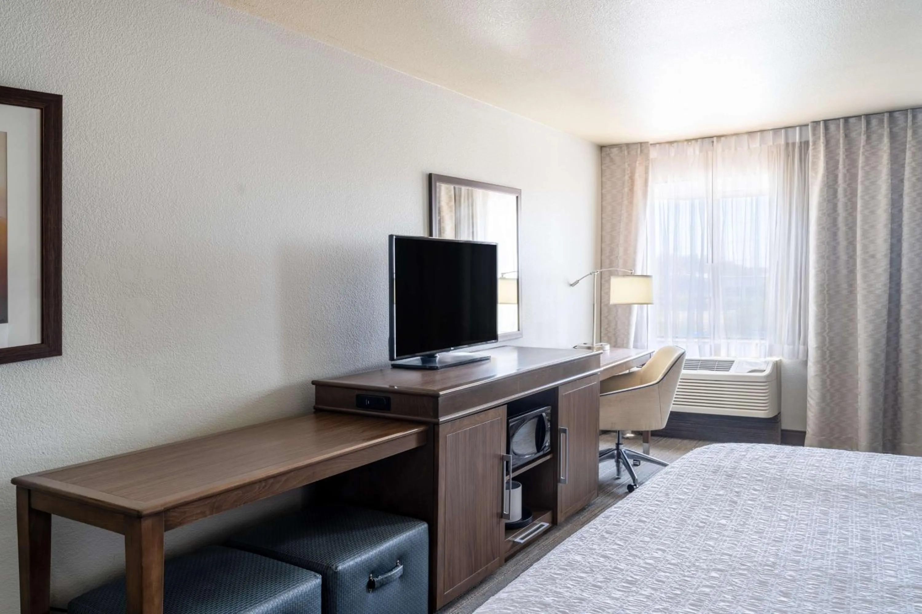 Bedroom, Bed in Hampton Inn by Hilton Irvine East - Lake Forest