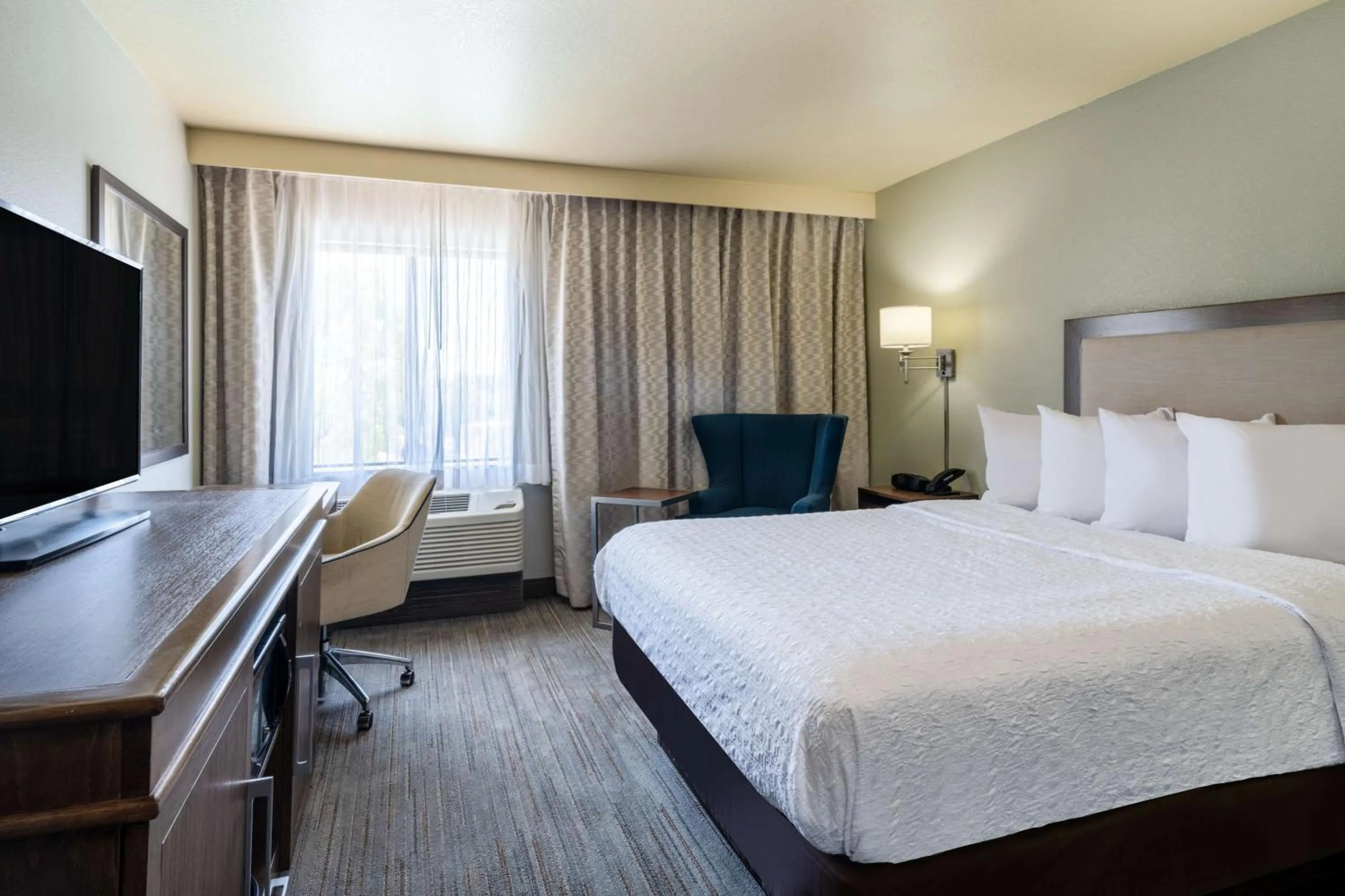Bedroom, Bed in Hampton Inn by Hilton Irvine East - Lake Forest
