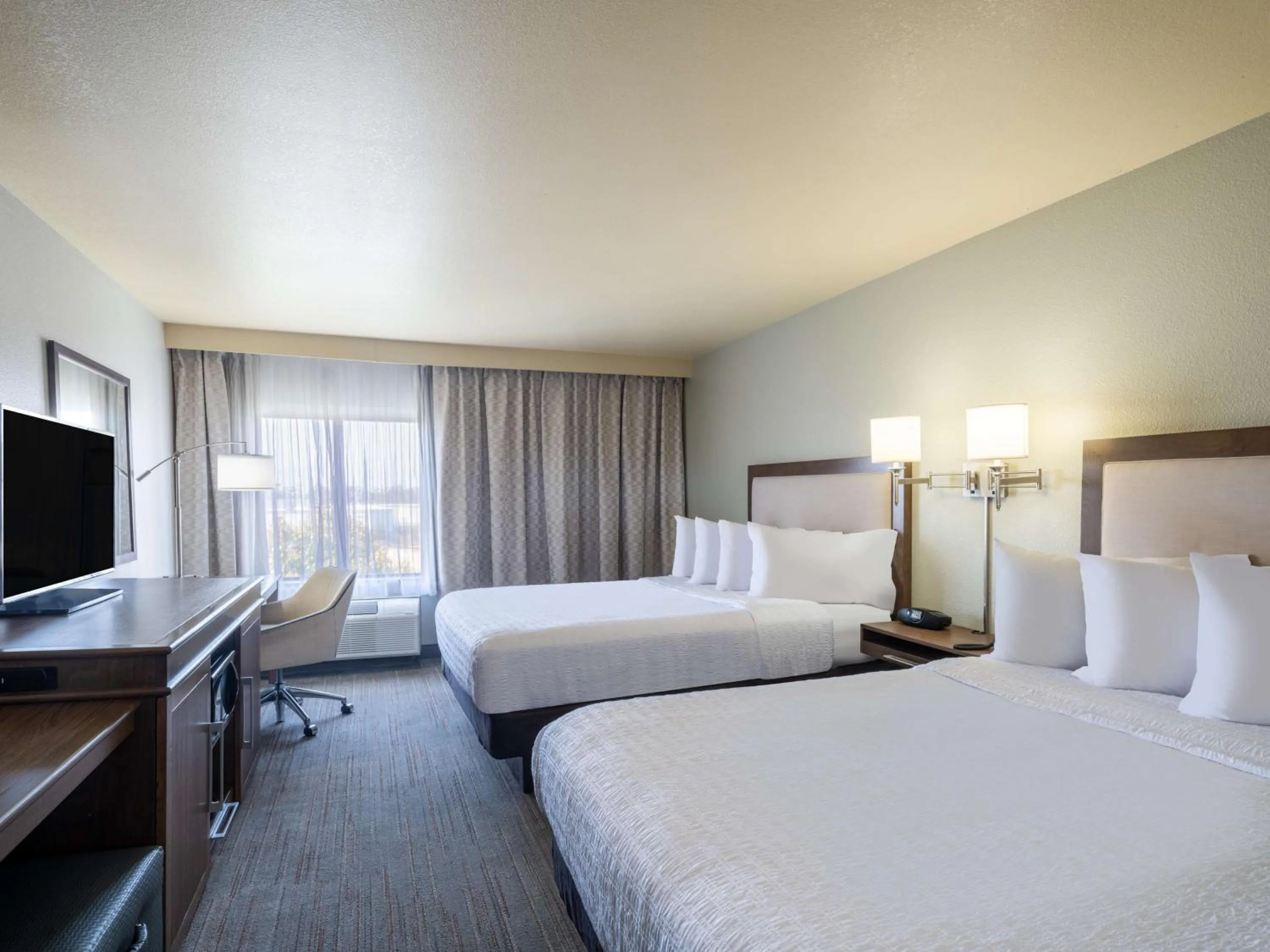 Bedroom, Bed in Hampton Inn by Hilton Irvine East - Lake Forest