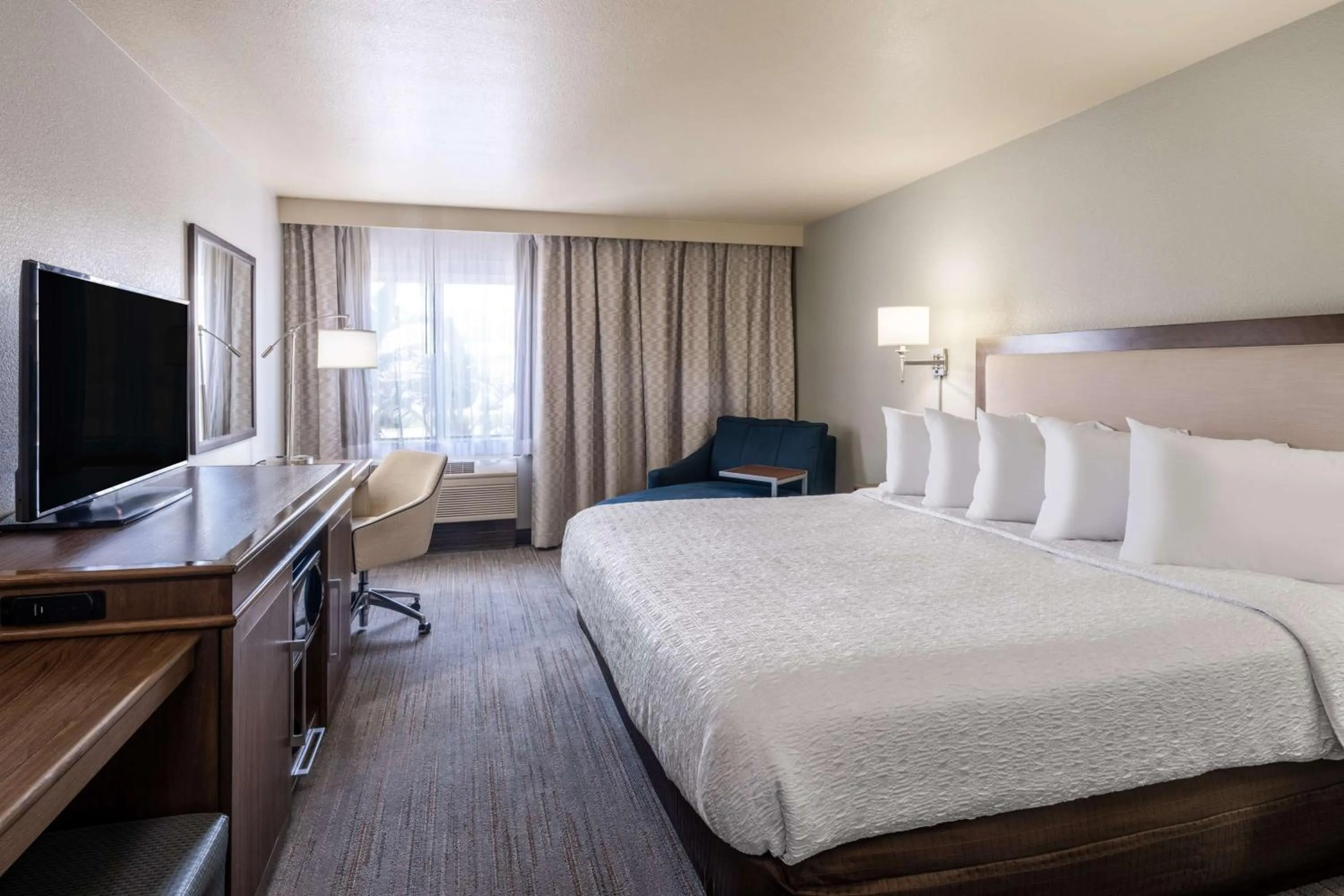Bedroom, Bed in Hampton Inn by Hilton Irvine East - Lake Forest