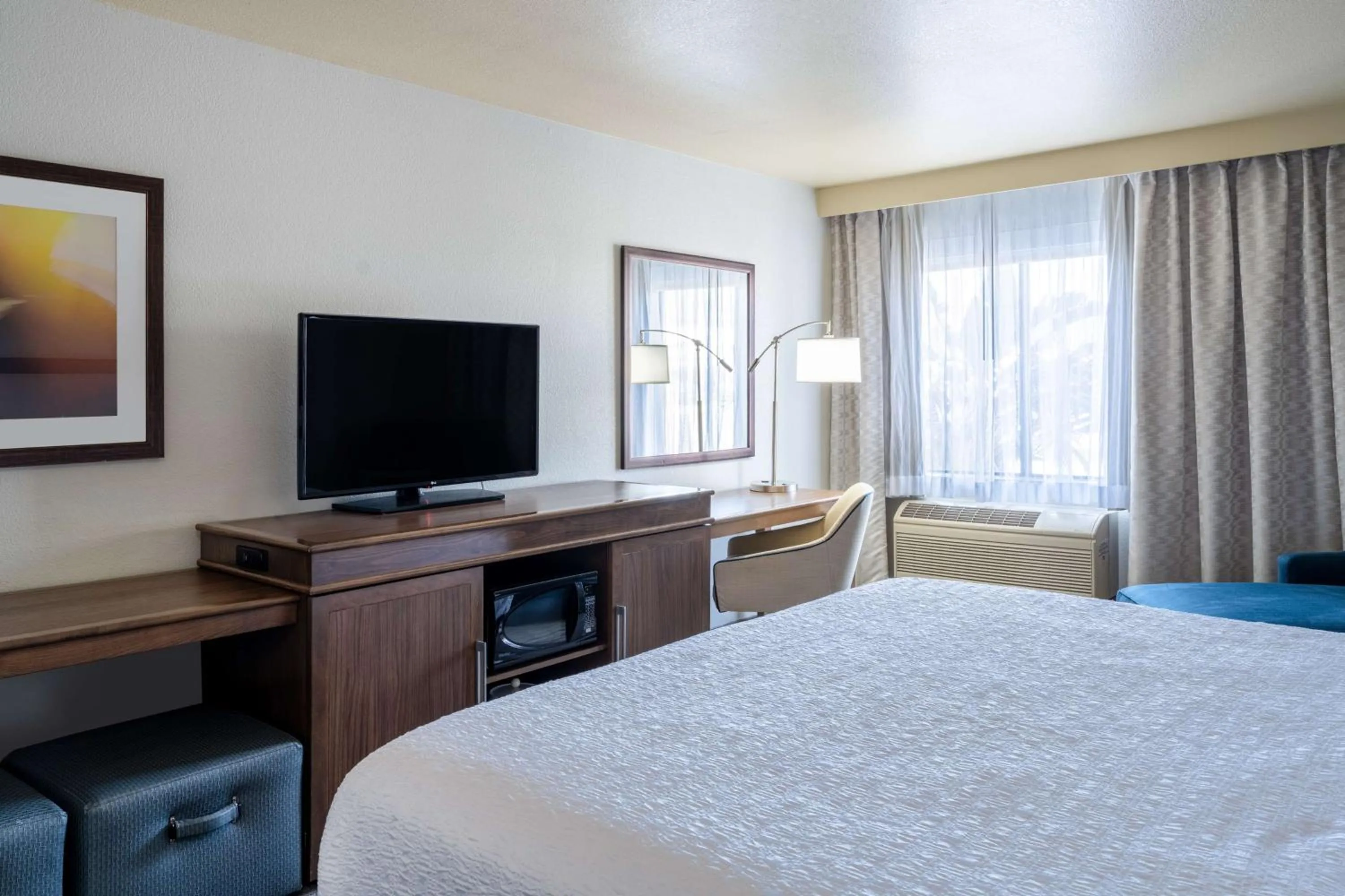 Bedroom, Bed in Hampton Inn by Hilton Irvine East - Lake Forest