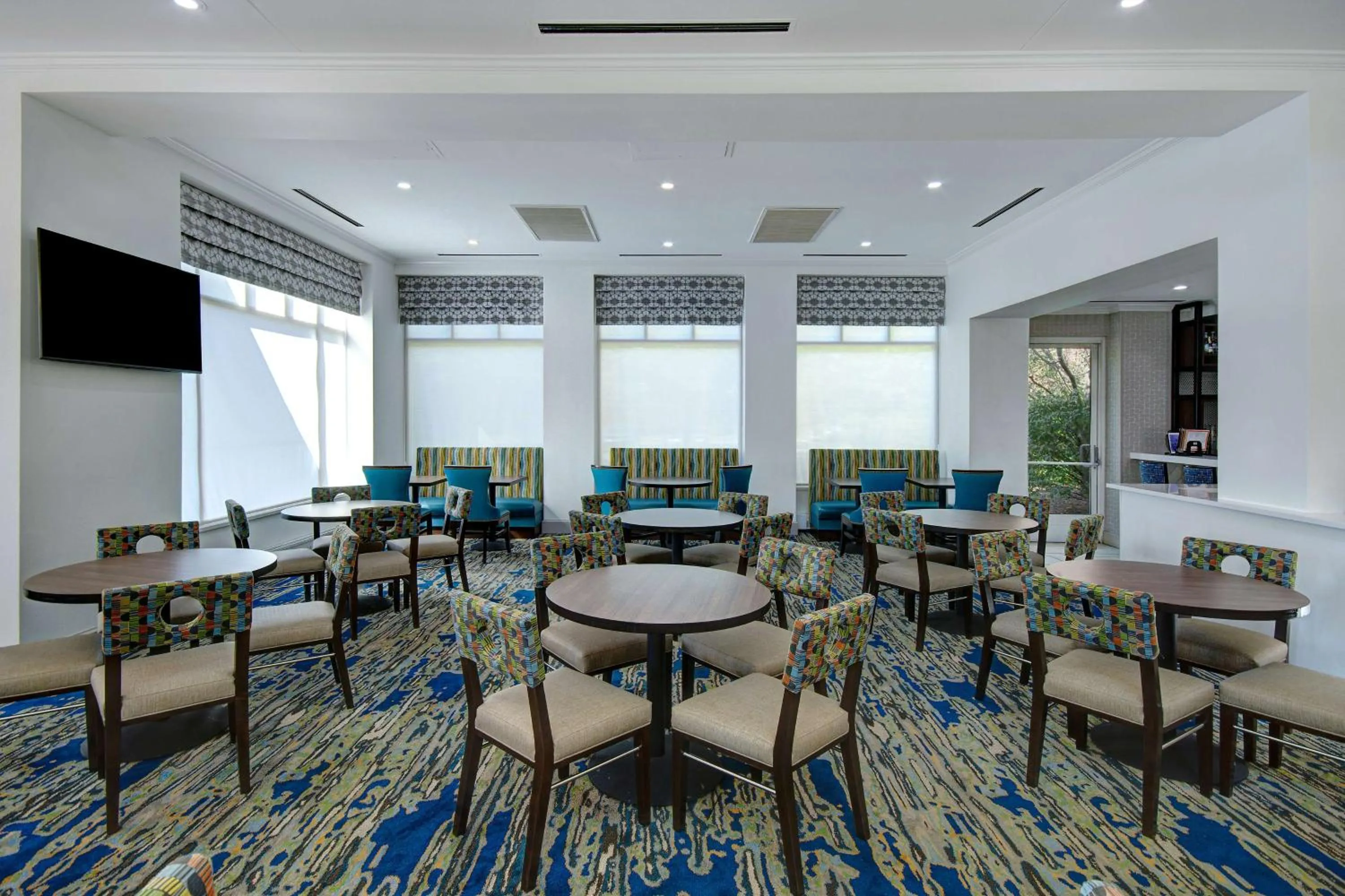 Lounge or bar in Hilton Garden Inn Detroit Metro Airport