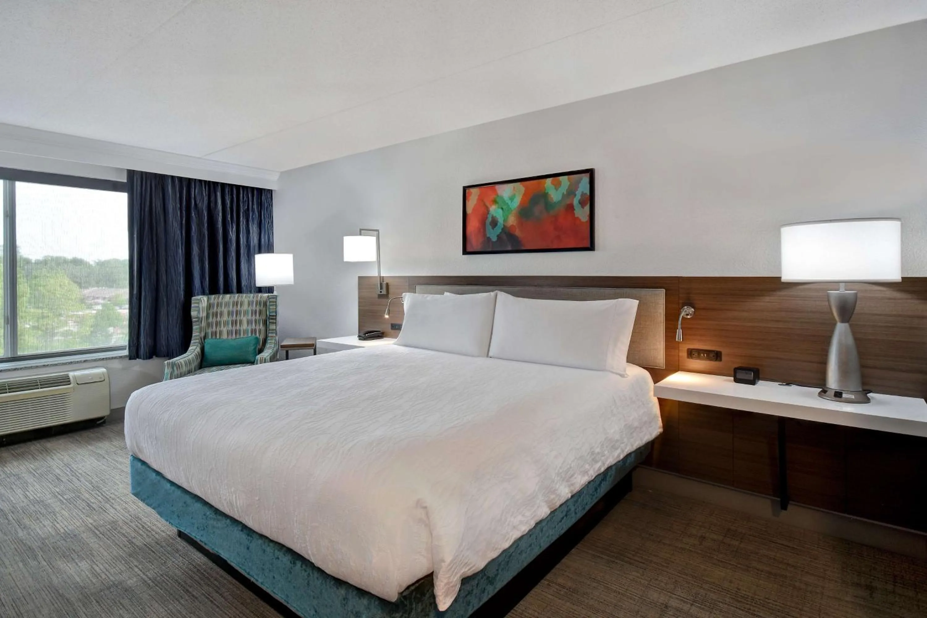 Bed in Hilton Garden Inn Detroit Metro Airport