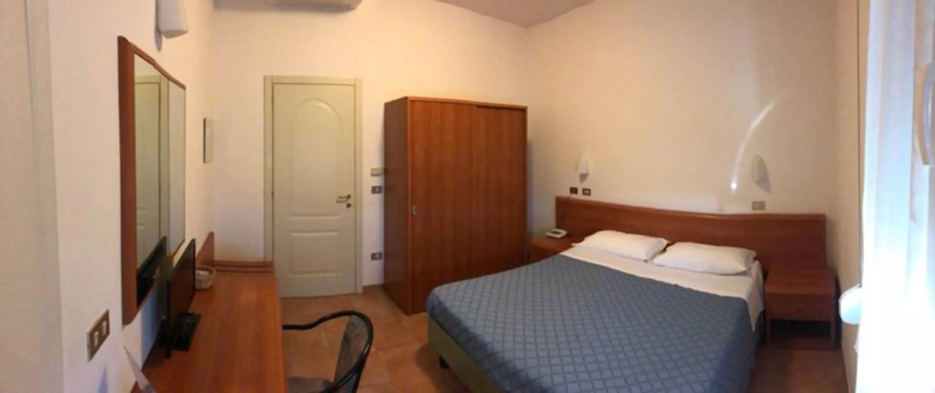 Photo of the whole room, Bed in Hotel Serena