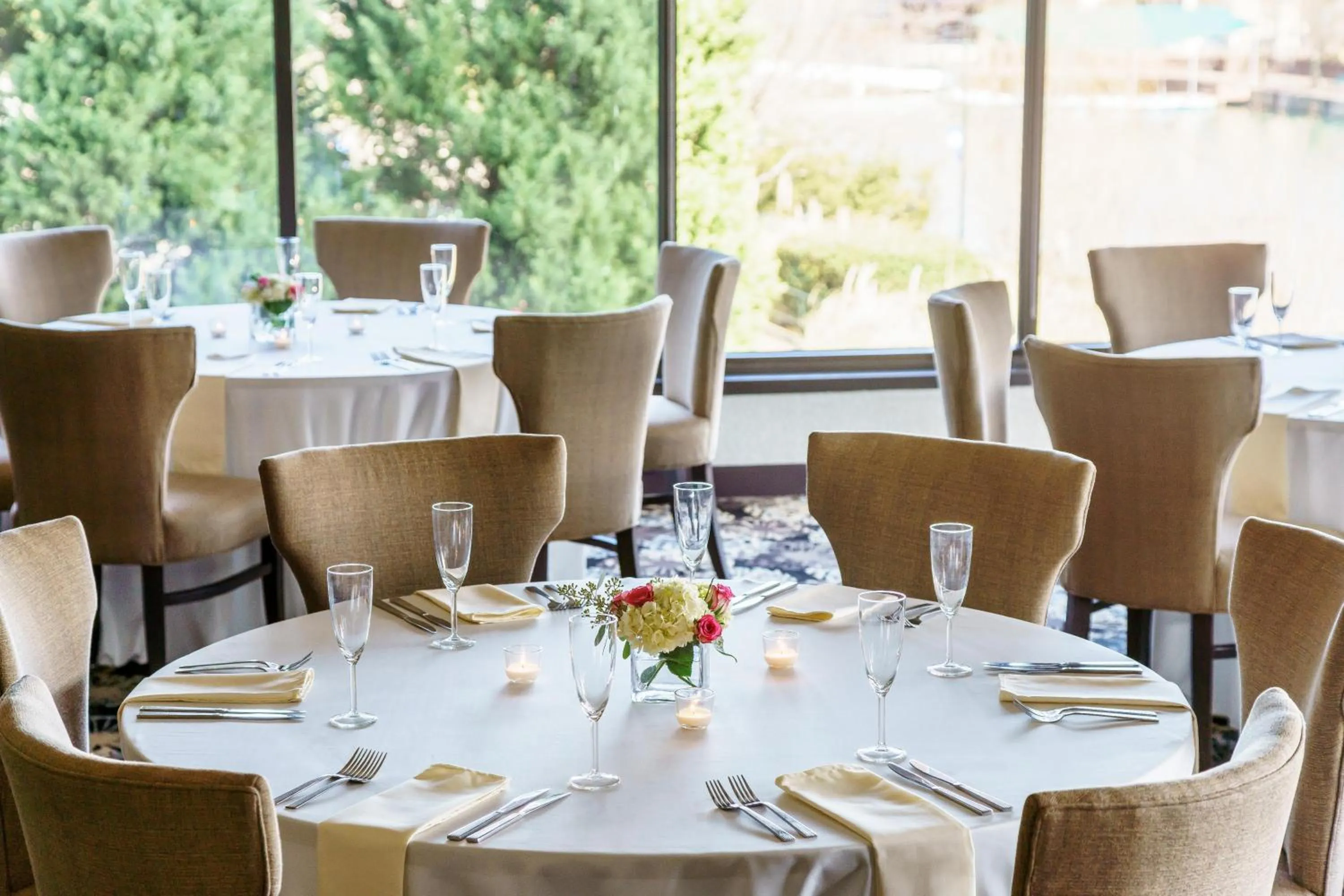 Restaurant/places to eat in Hilton Charlotte University Place