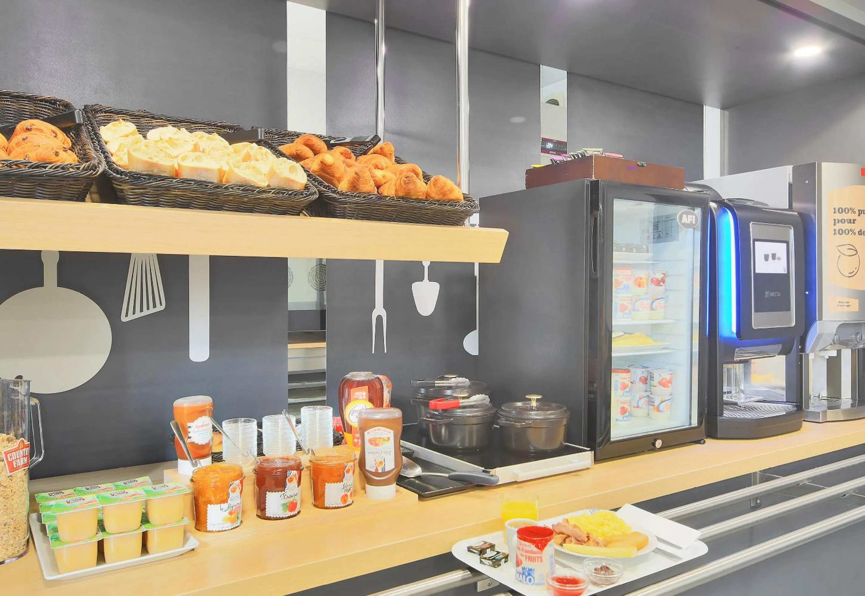 Buffet breakfast in B&B HOTEL Le Tréport Friville