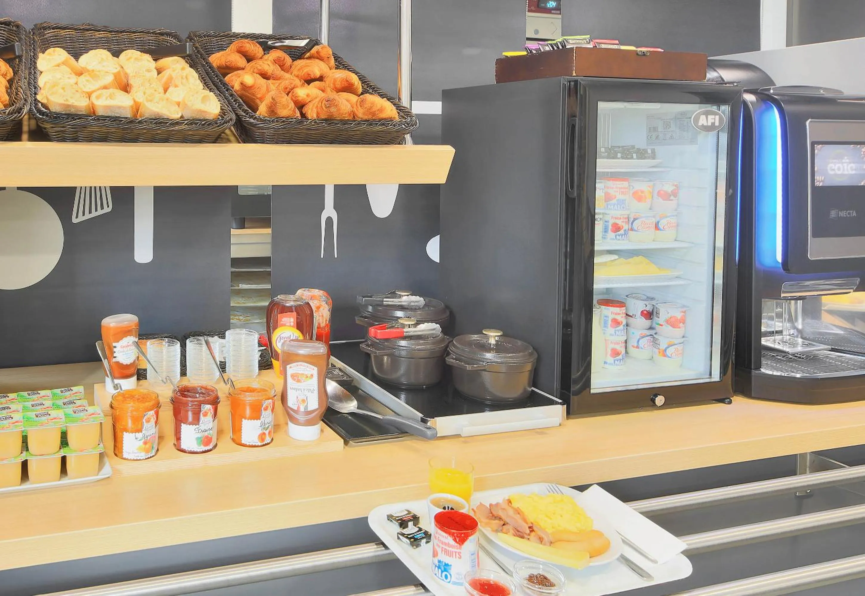 Buffet breakfast in B&B HOTEL Le Tréport Friville