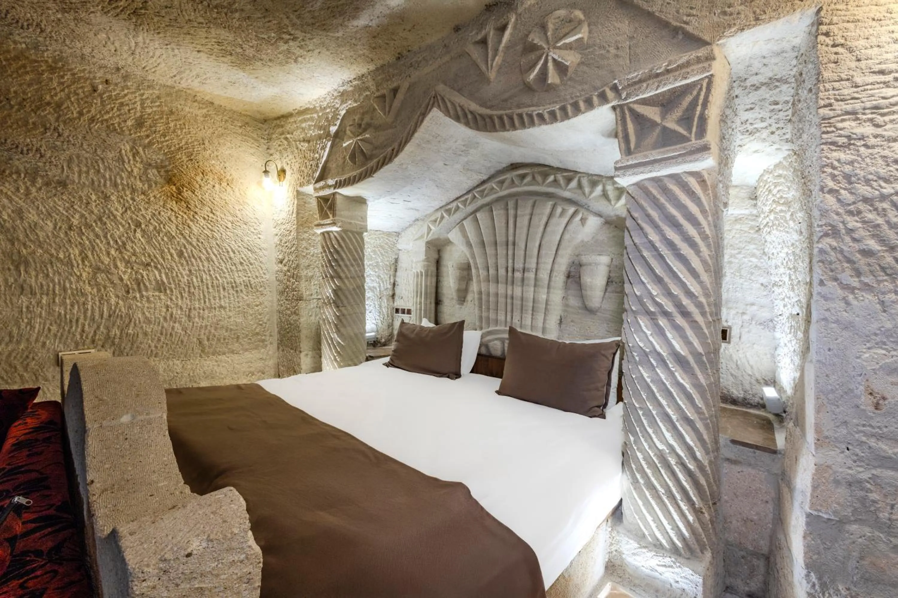 Bed in Kayatas Cave Suites