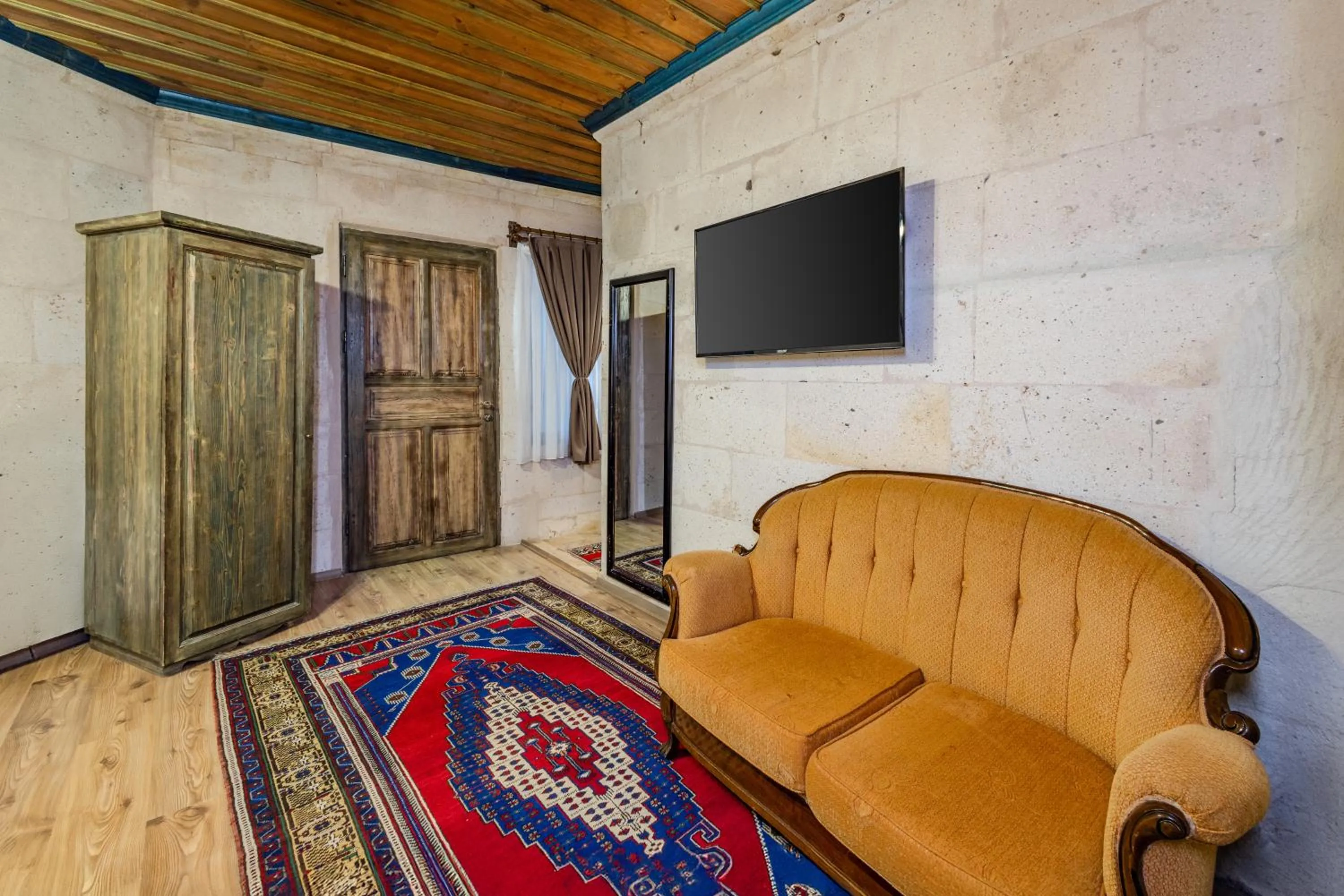 TV and multimedia in Kayatas Cave Suites
