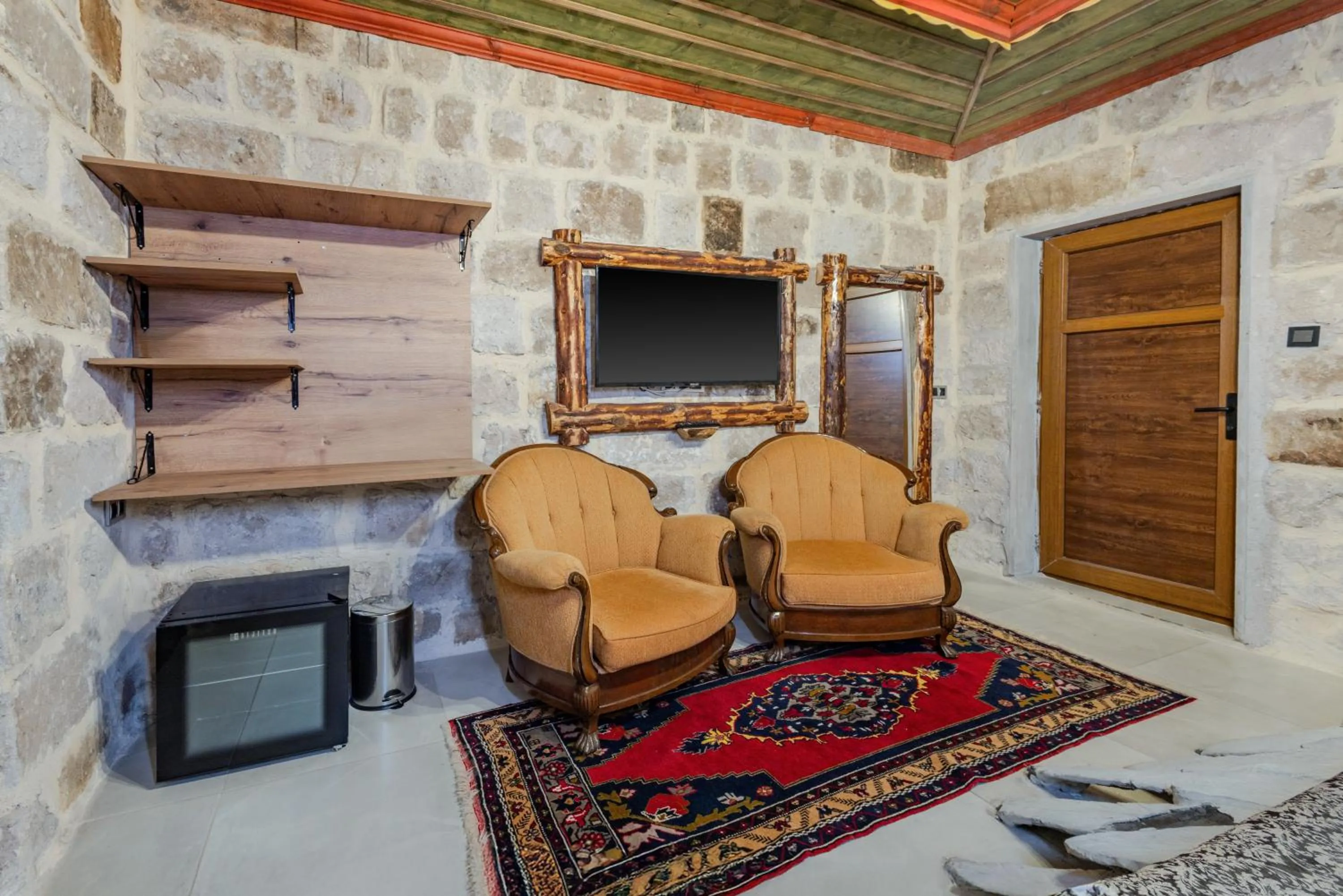 TV and multimedia in Kayatas Cave Suites