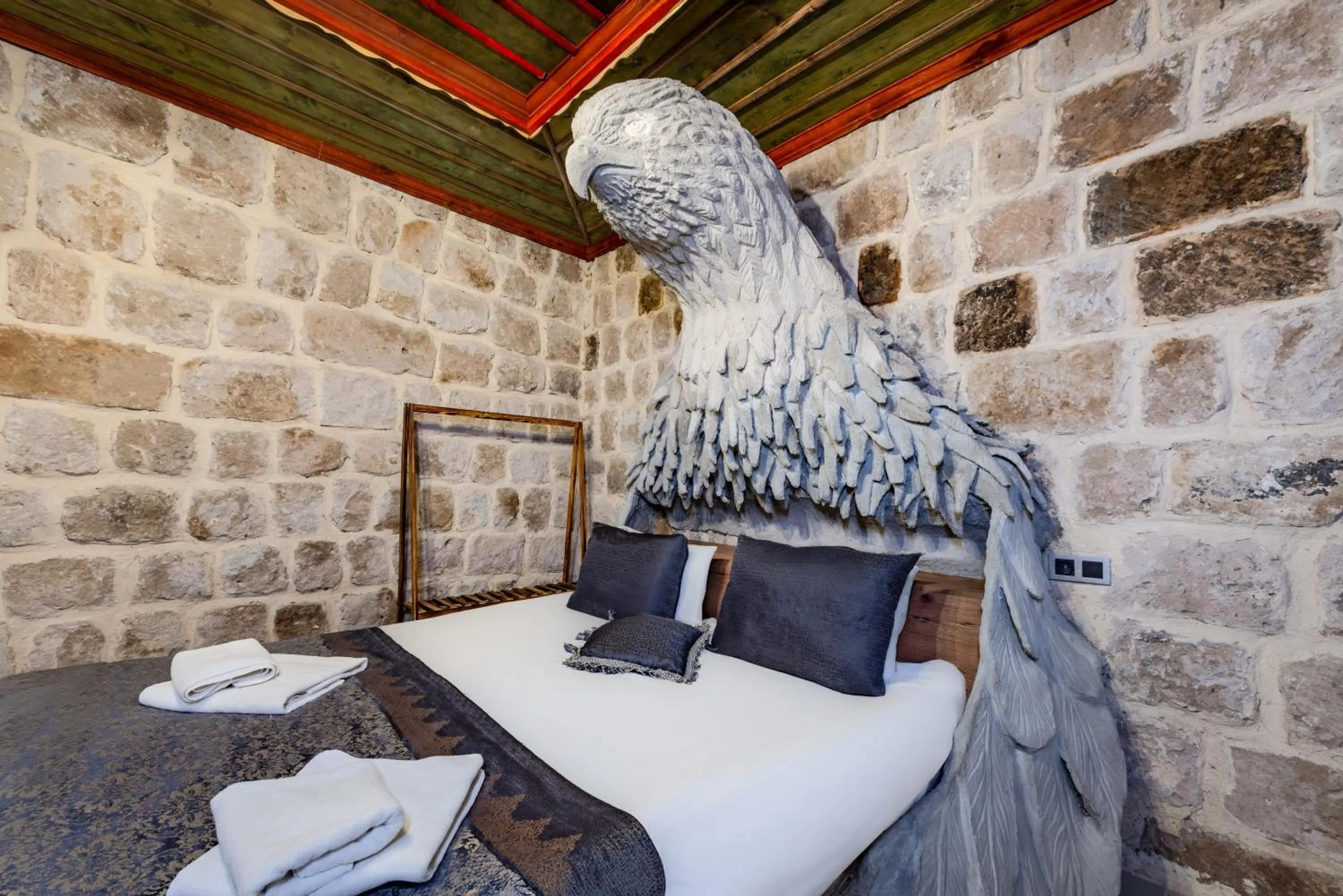 Bed in Kayatas Cave Suites