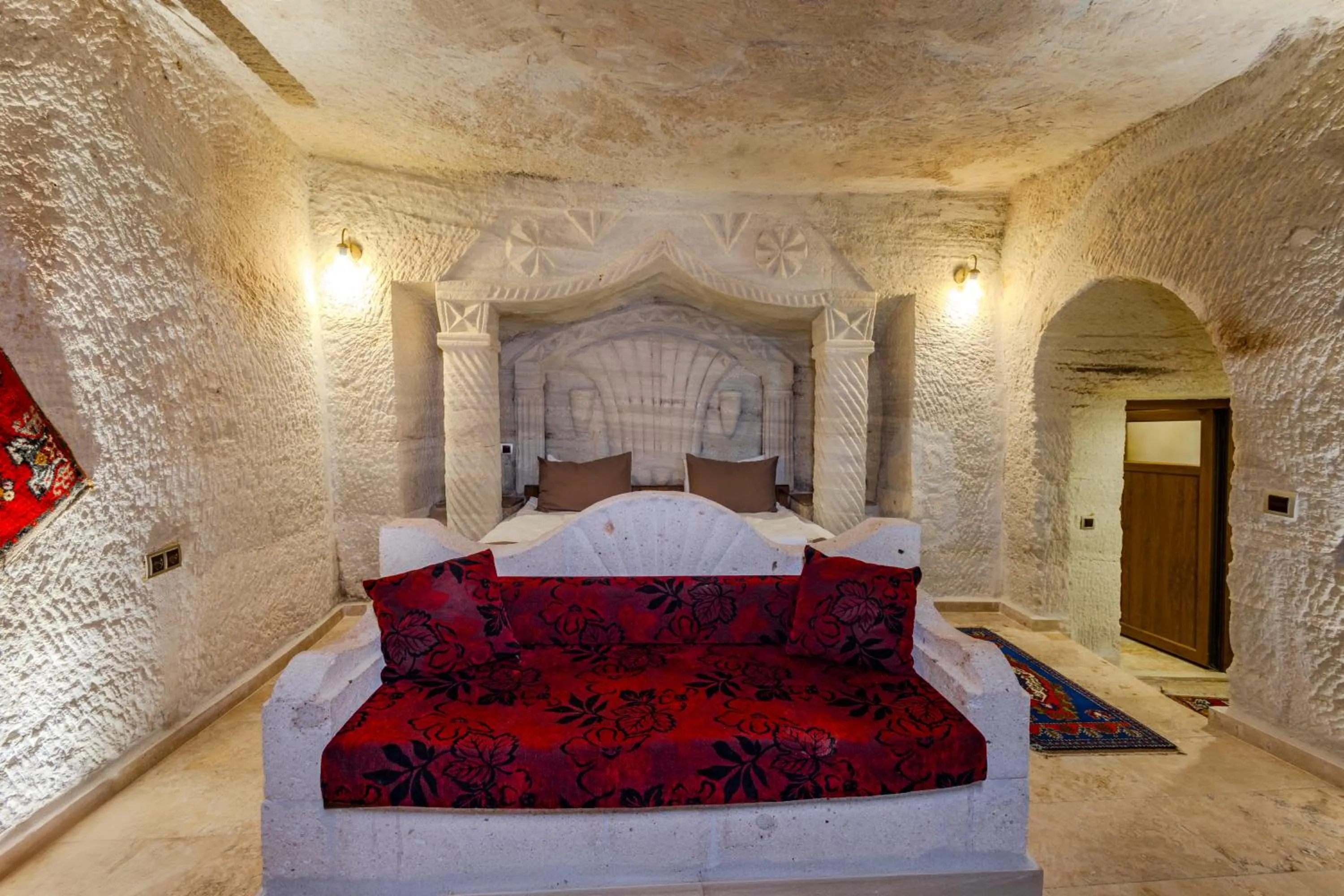 Bed in Kayatas Cave Suites