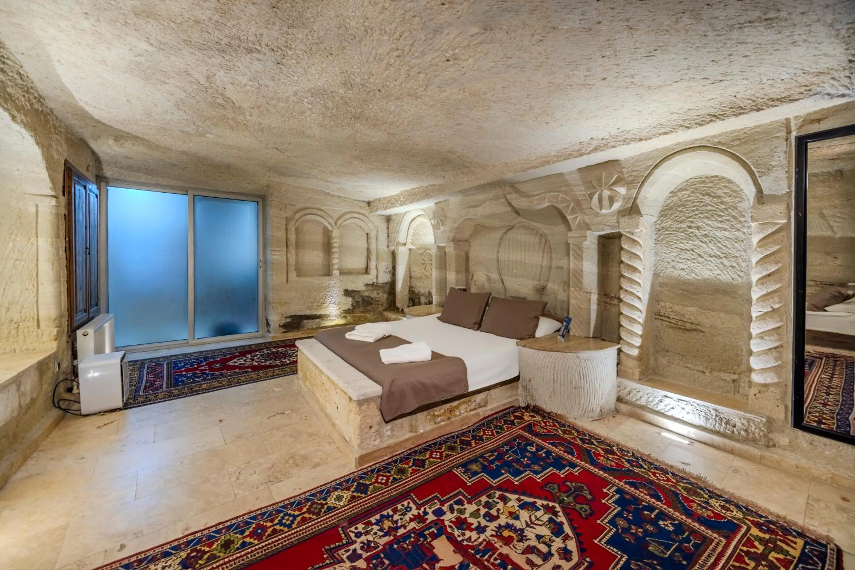 Photo of the whole room, Bed in Kayatas Cave Suites