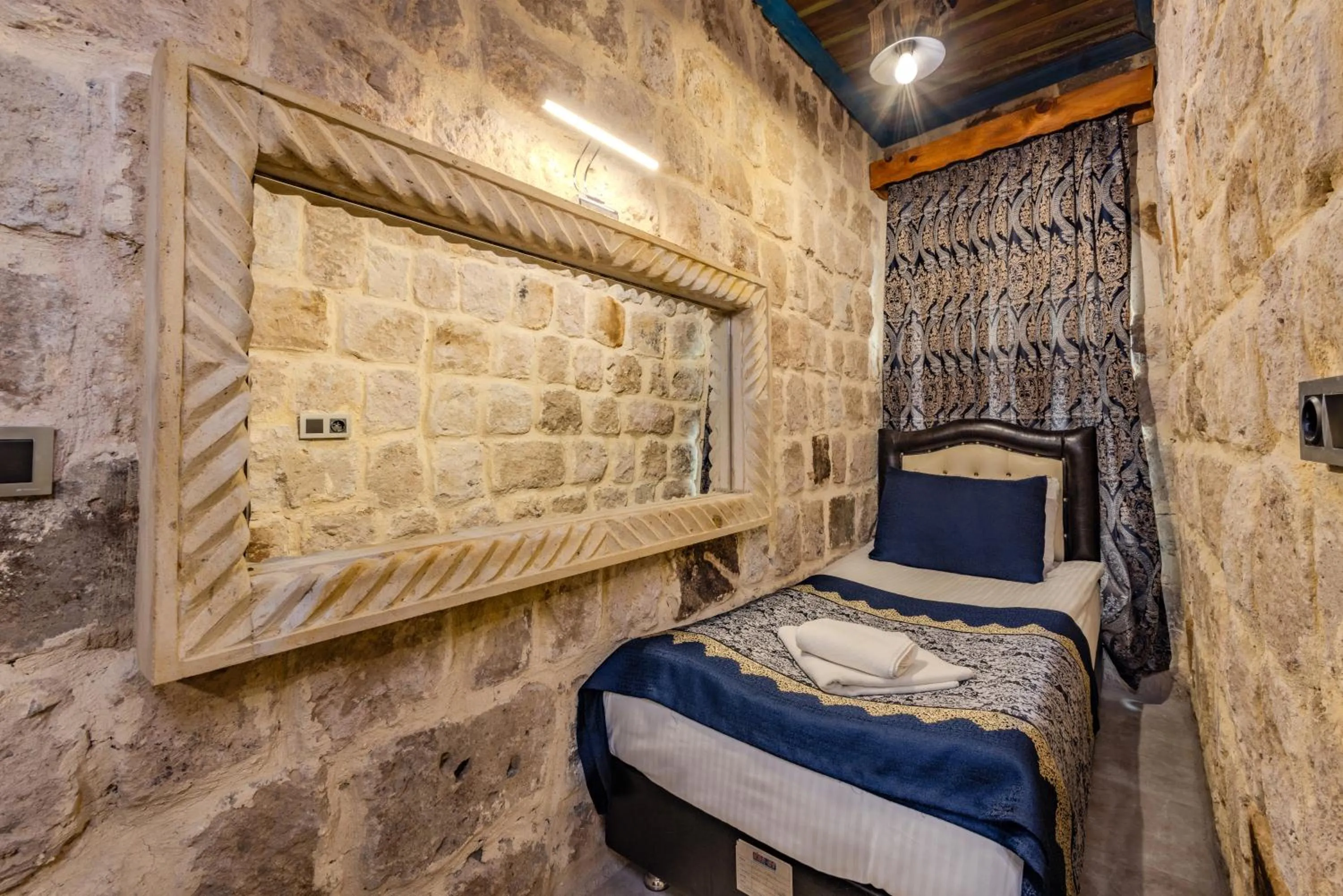 Bed in Kayatas Cave Suites