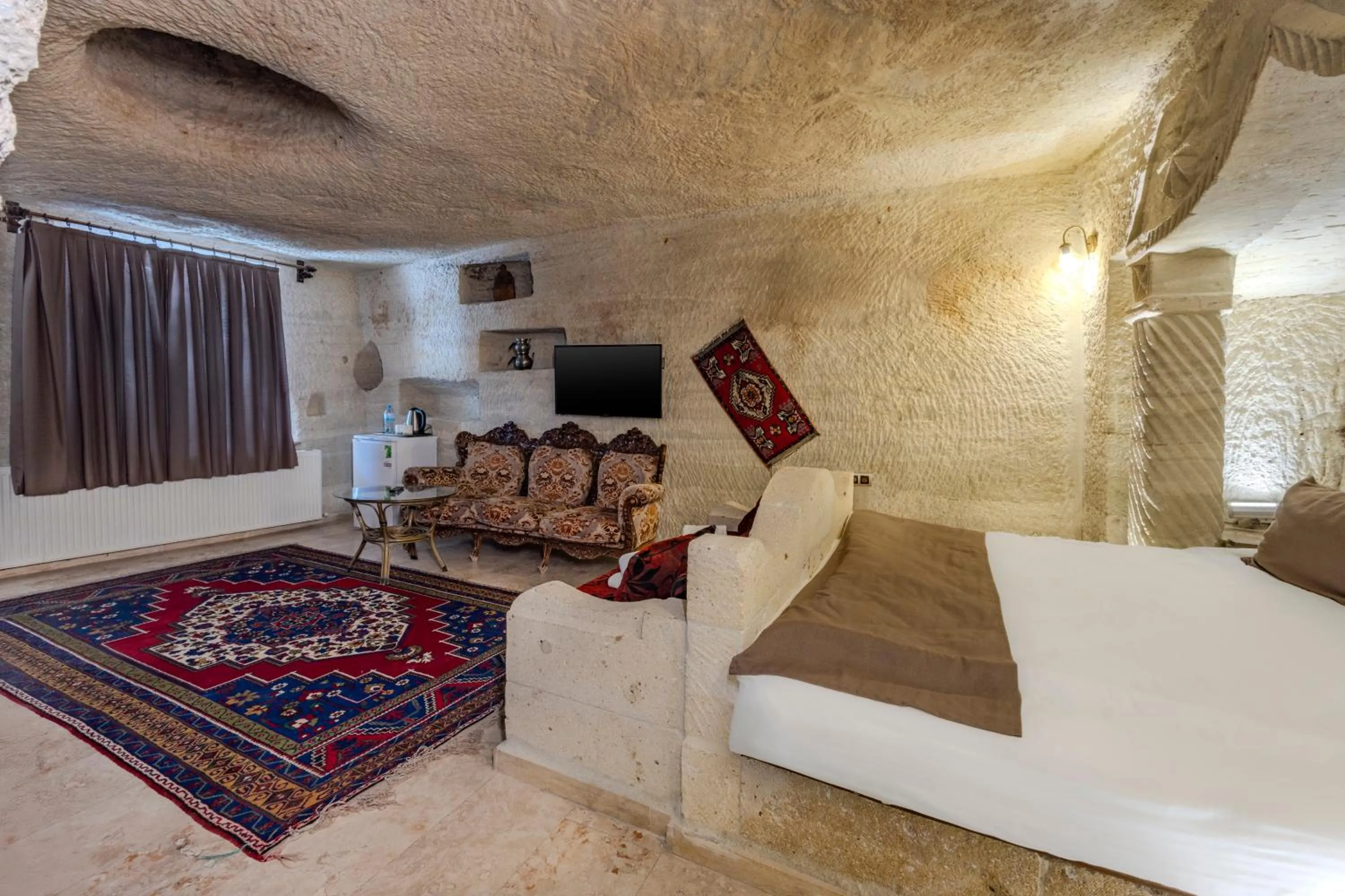 Bed in Kayatas Cave Suites