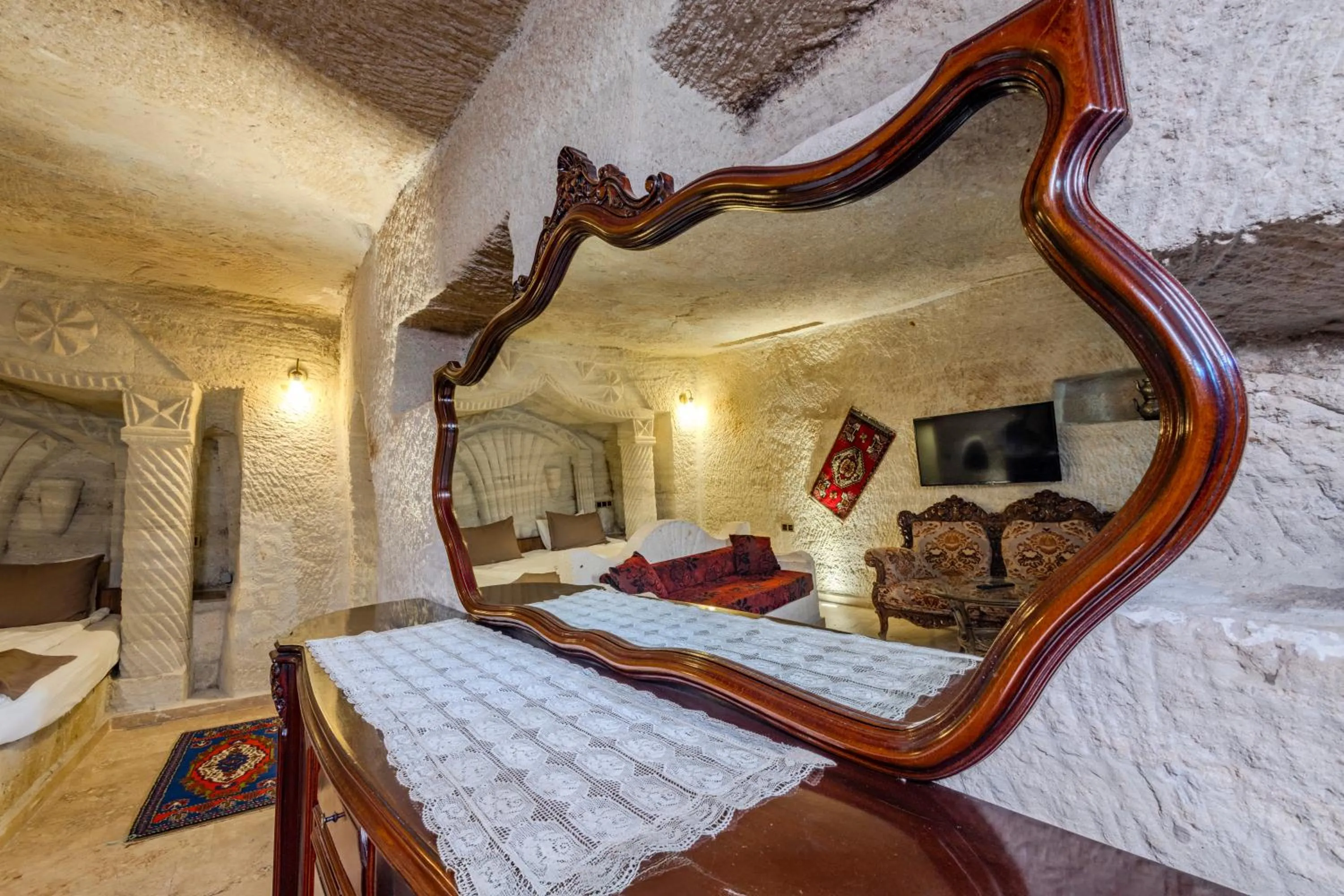 Landmark view, Bed in Kayatas Cave Suites