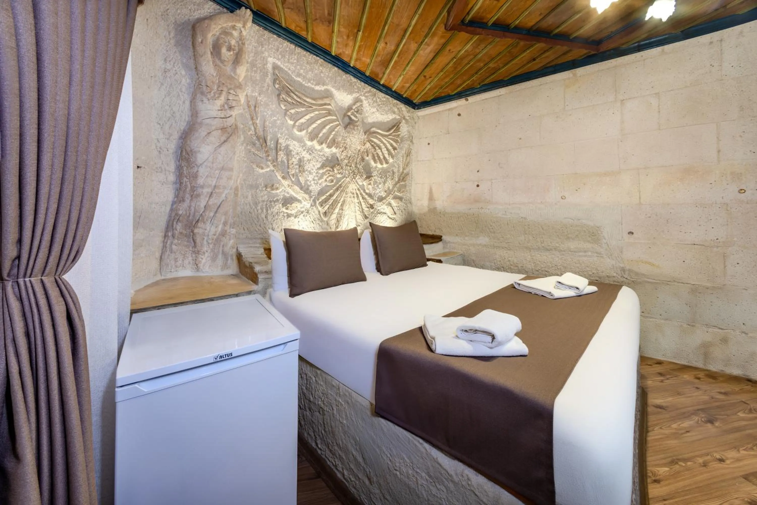 Bed in Kayatas Cave Suites