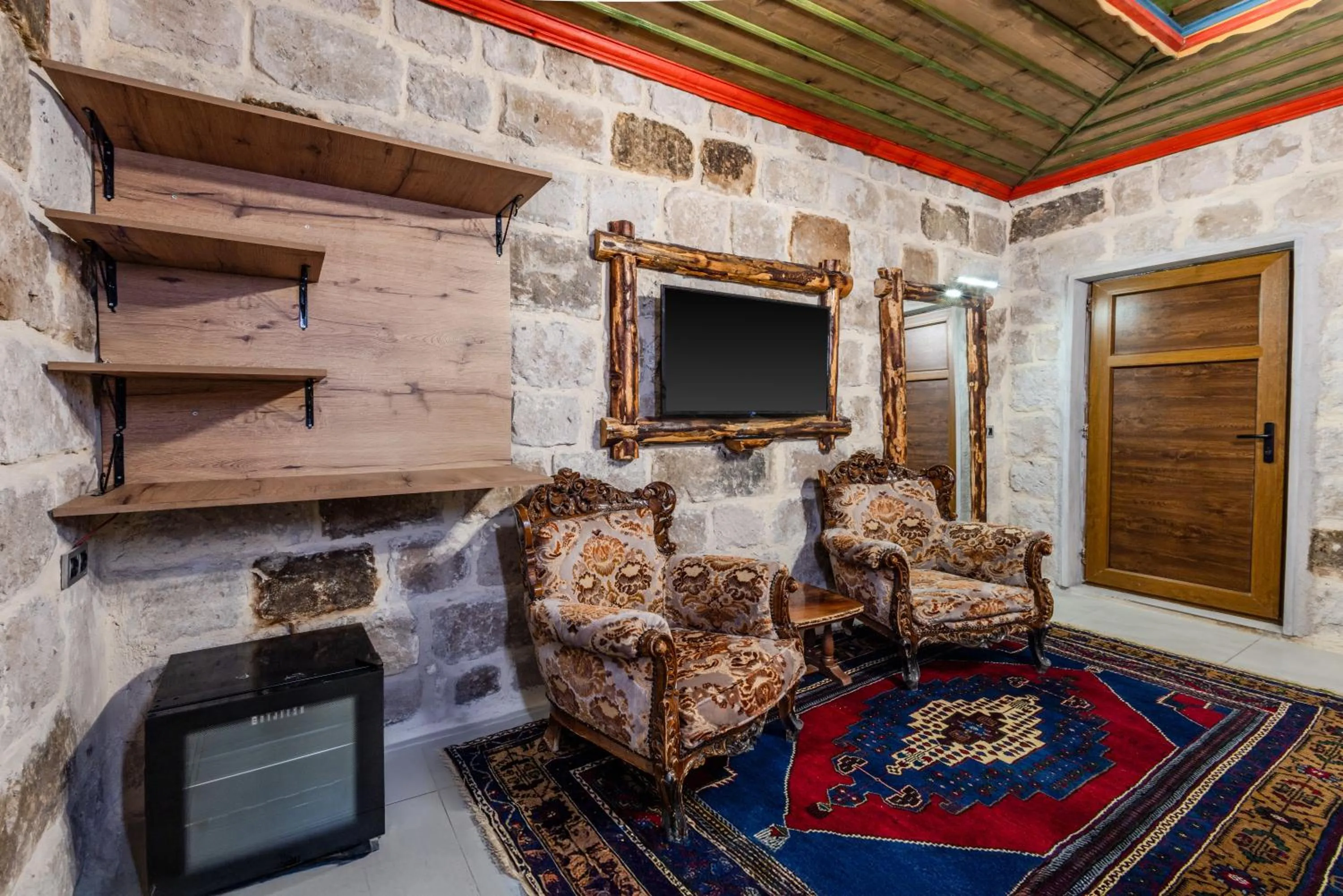 TV and multimedia in Kayatas Cave Suites