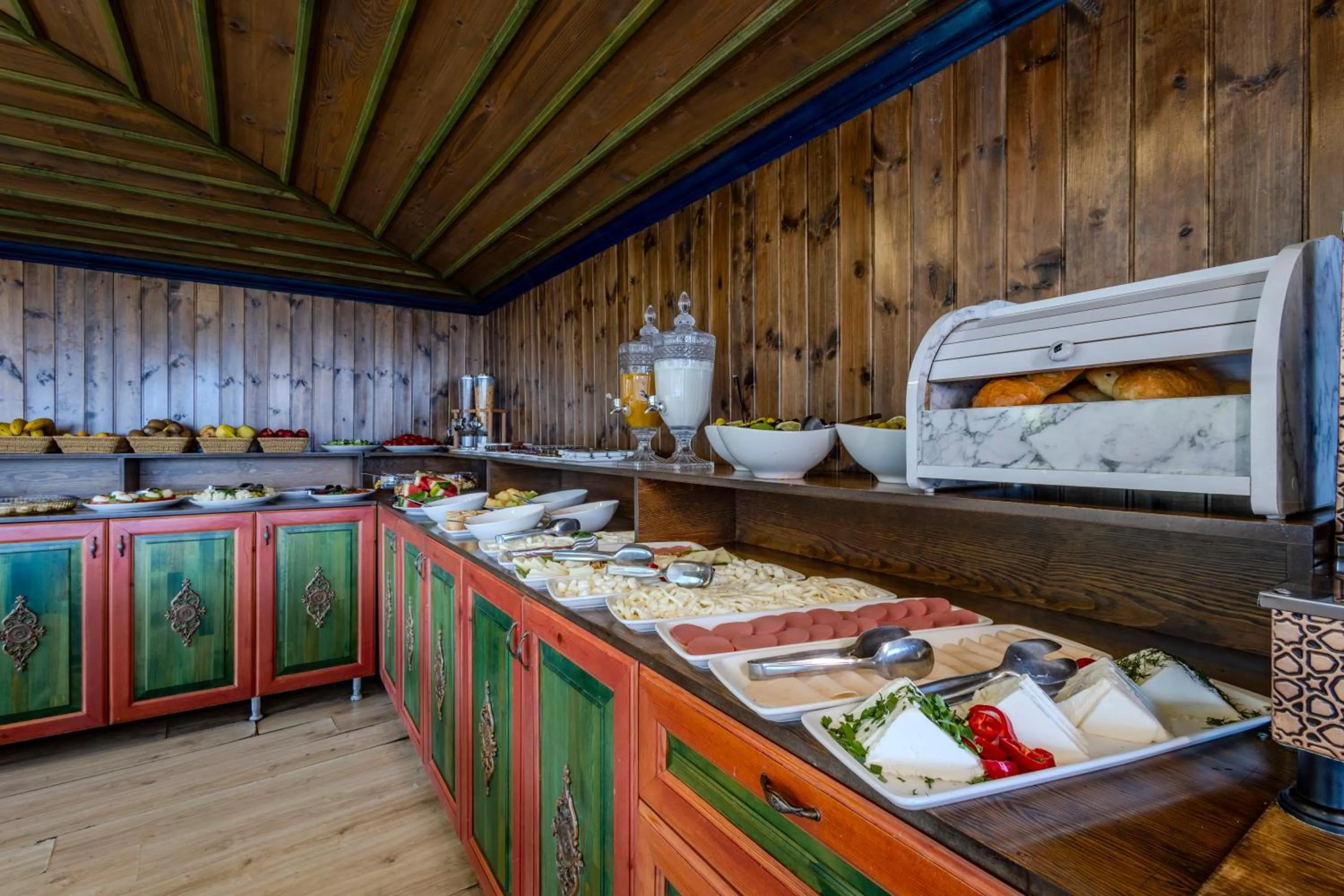 Food and drinks in Kayatas Cave Suites