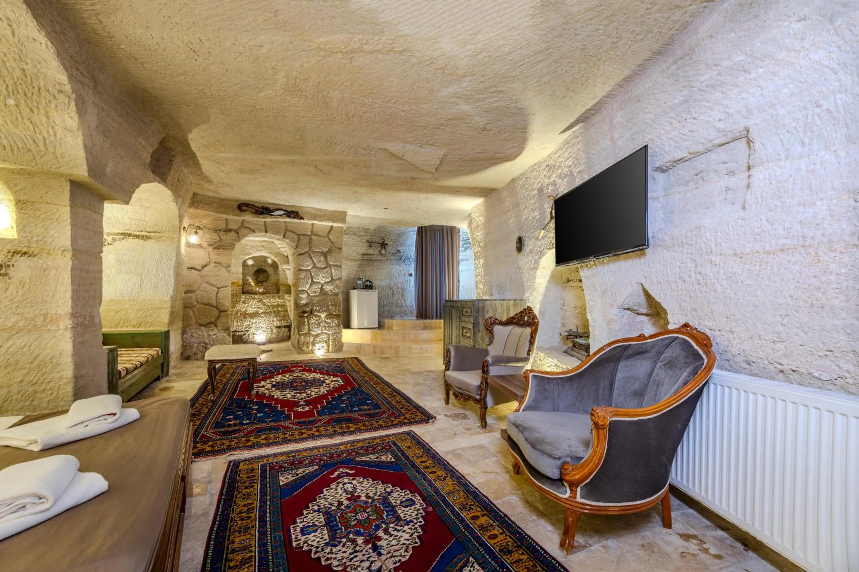 TV and multimedia in Kayatas Cave Suites