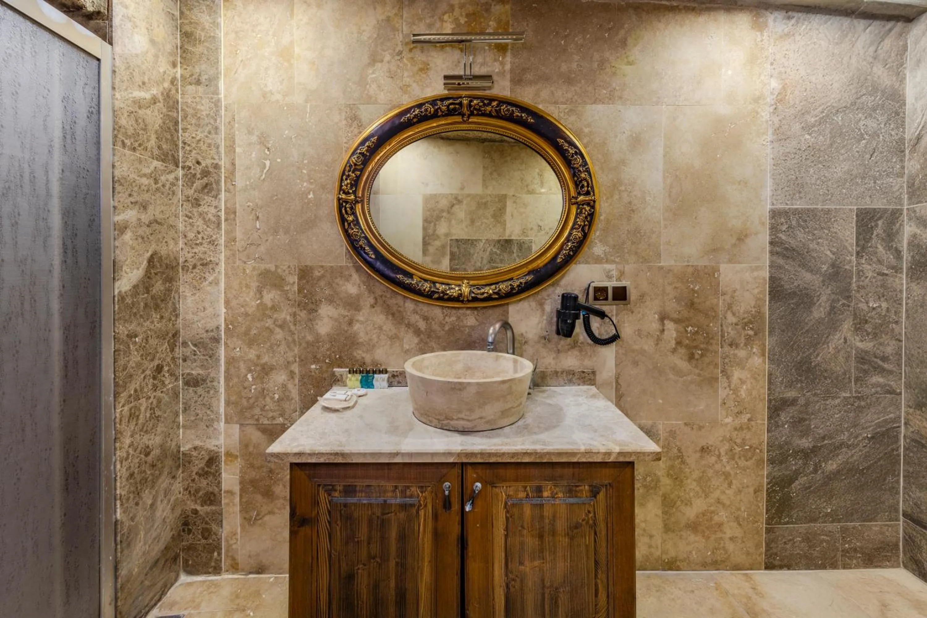 Bathroom in Kayatas Cave Suites
