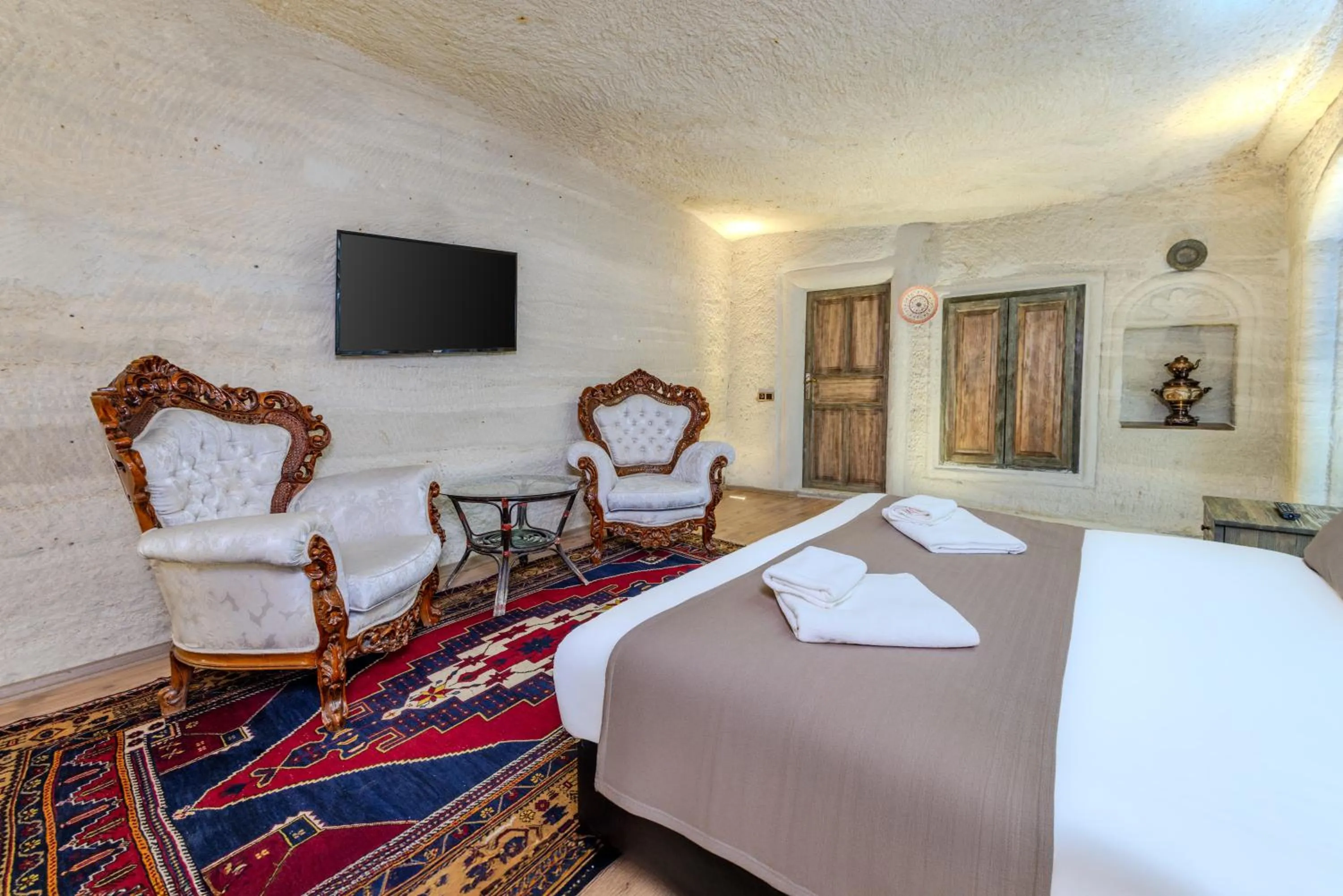 Bed in Kayatas Cave Suites