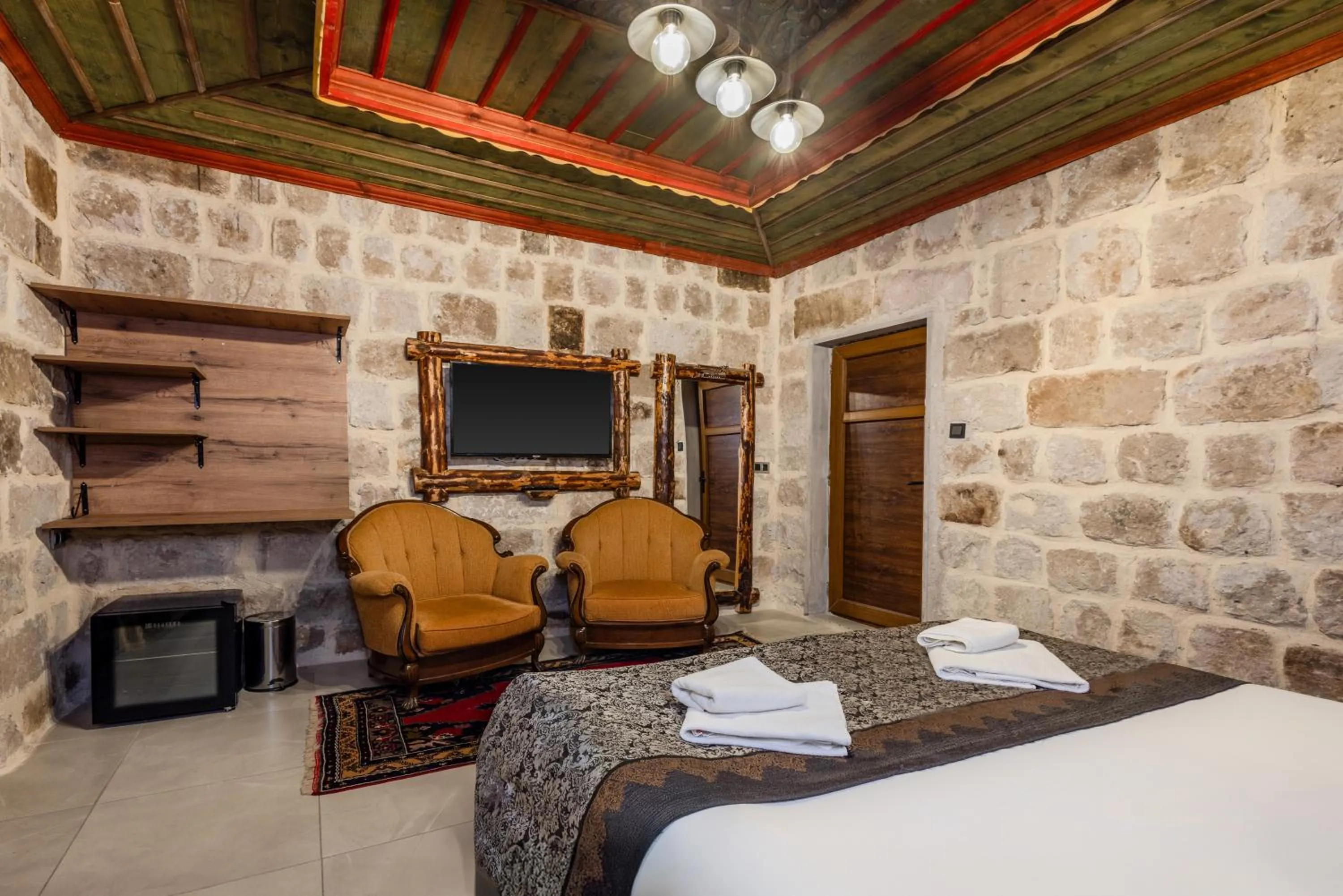 Bed in Kayatas Cave Suites