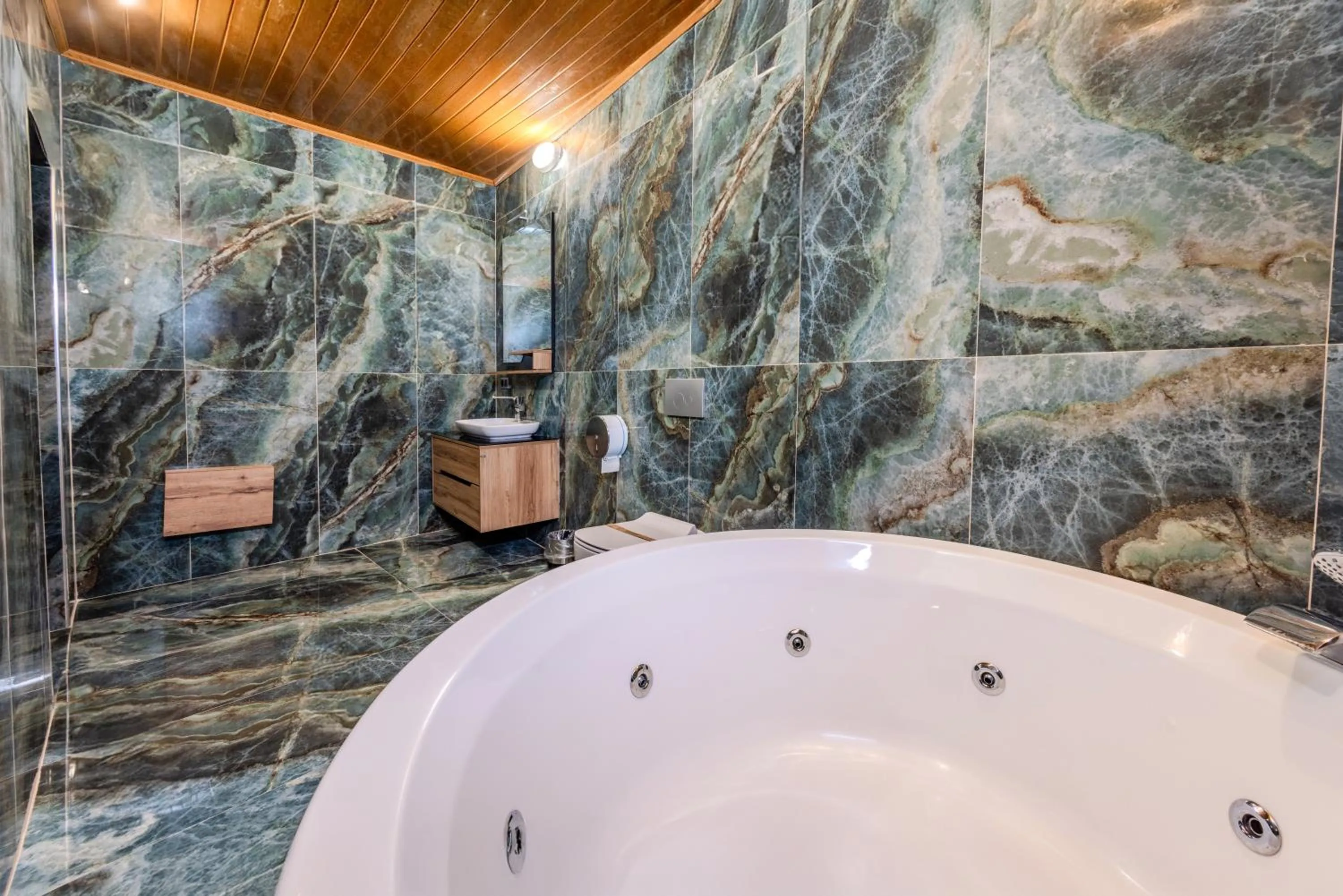 Hot Tub in Kayatas Cave Suites