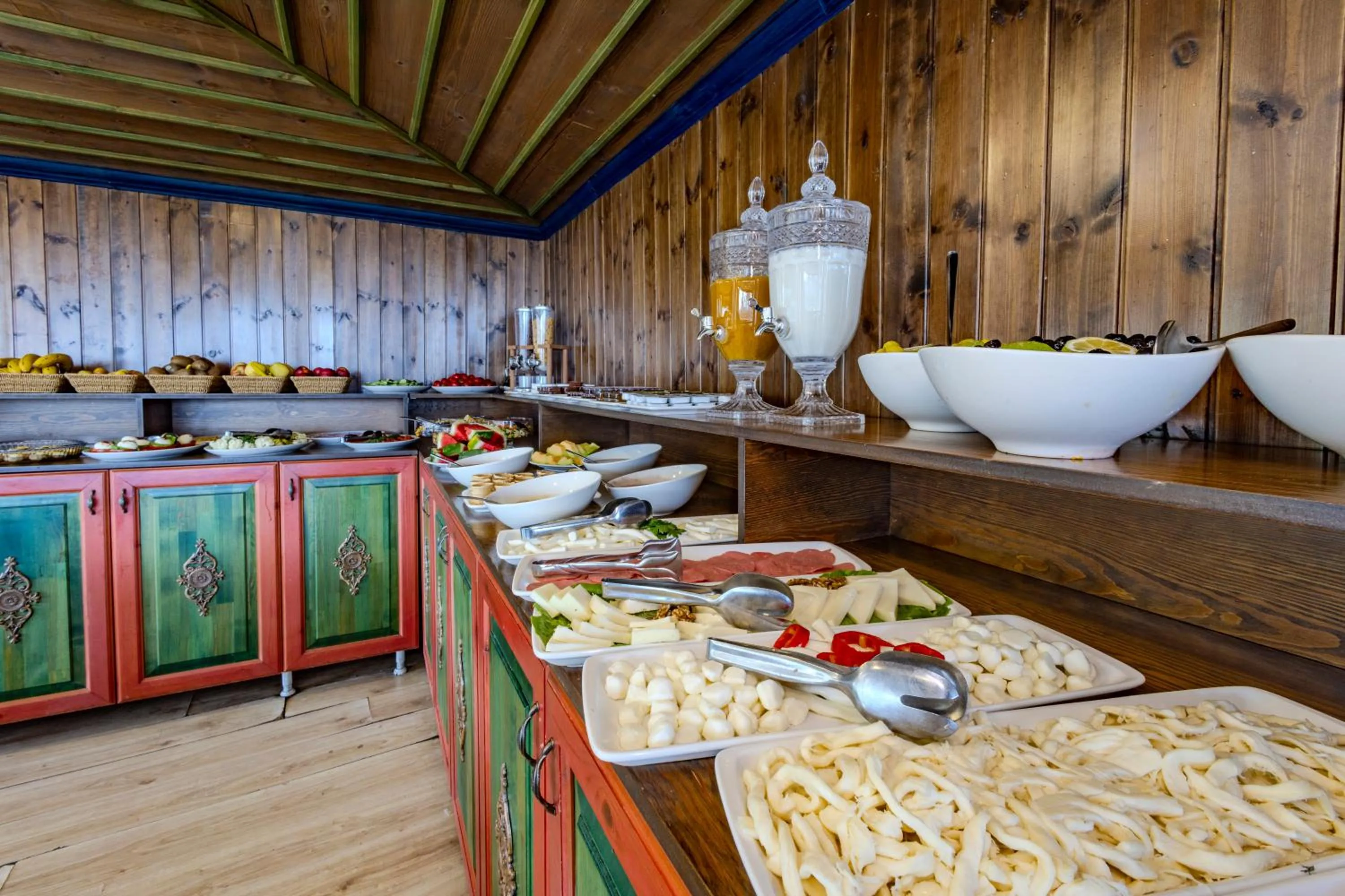 Food and drinks in Kayatas Cave Suites