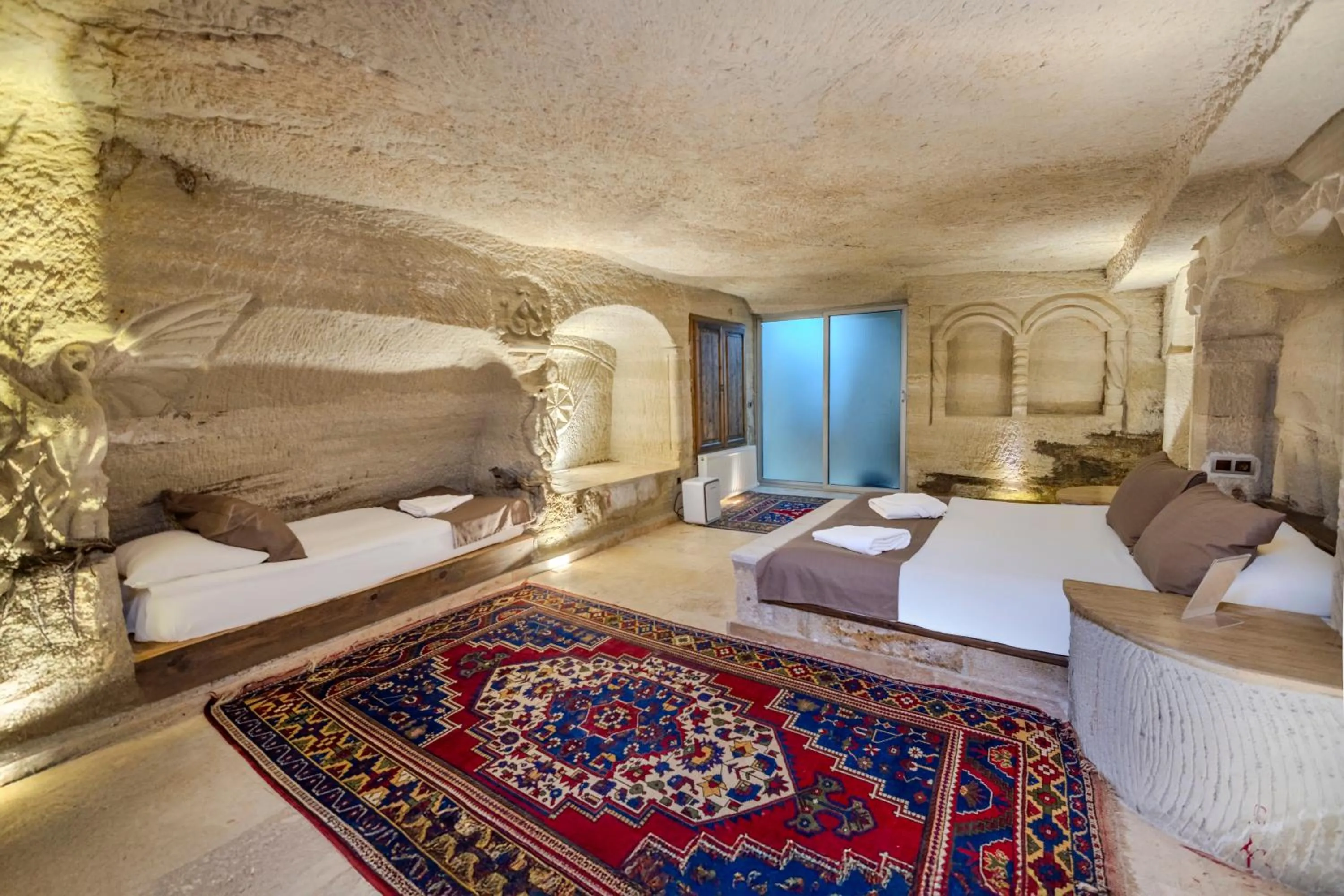 Photo of the whole room, Bed in Kayatas Cave Suites