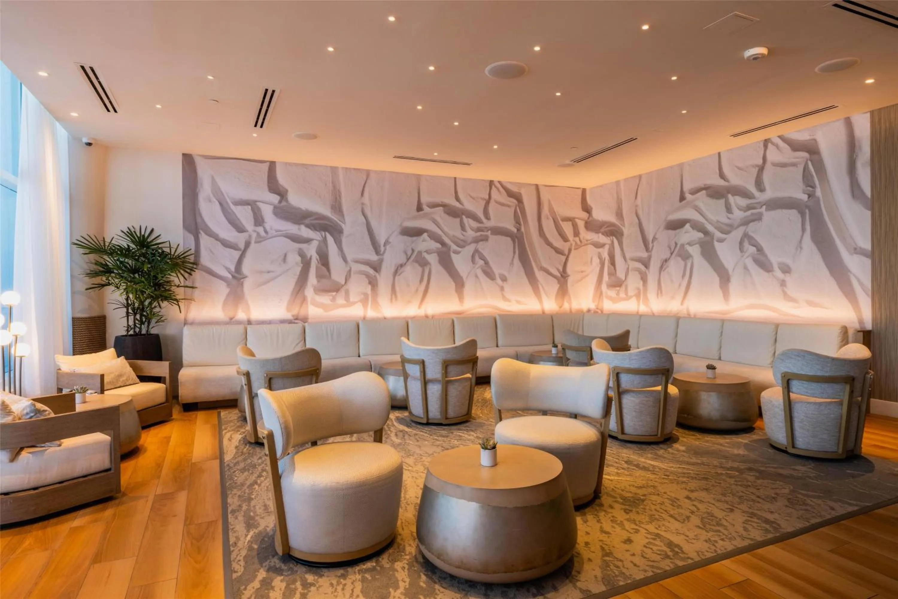 Lounge or bar in Beach House Fort Lauderdale, A Hilton Resort