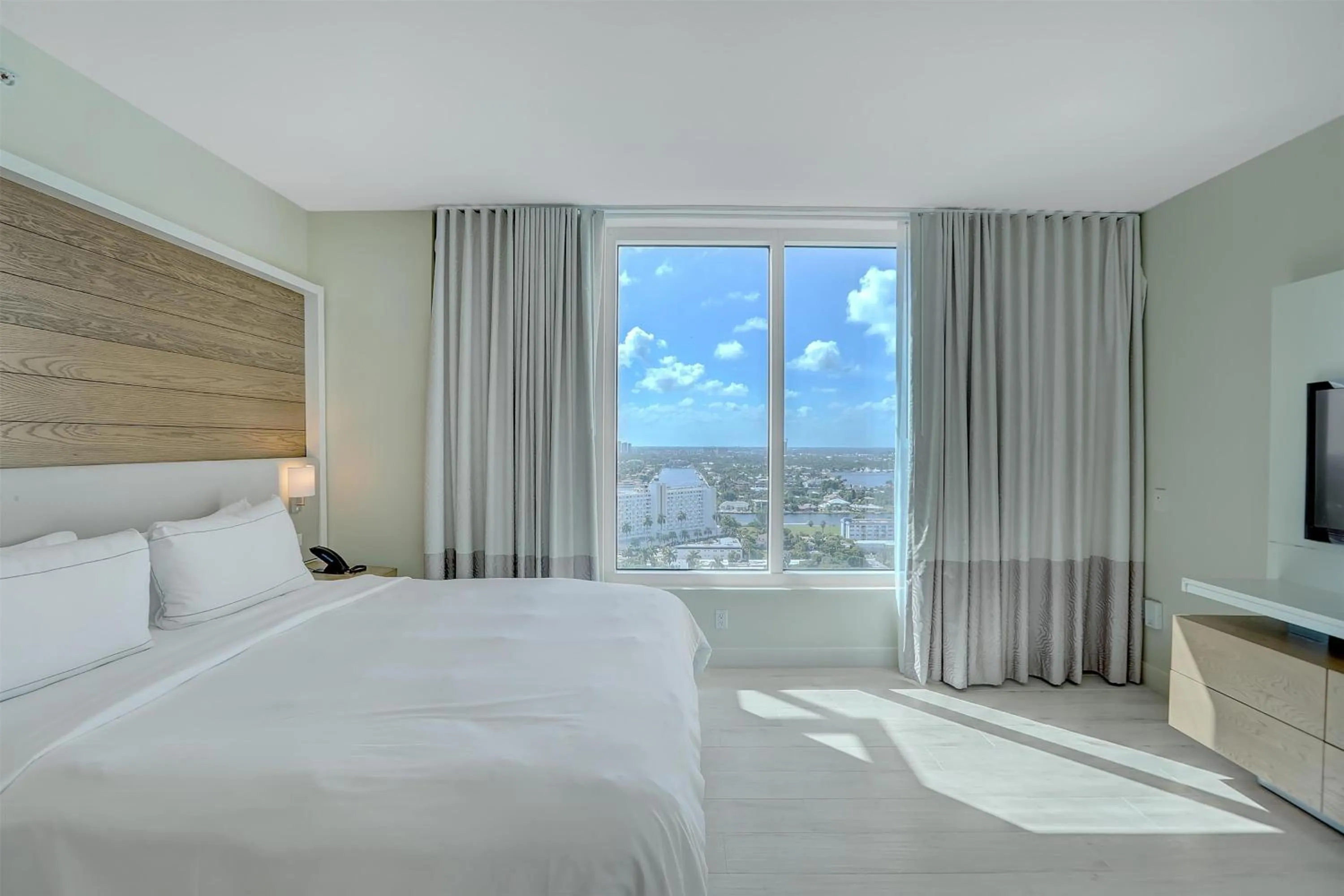 Bed in Beach House Fort Lauderdale, A Hilton Resort