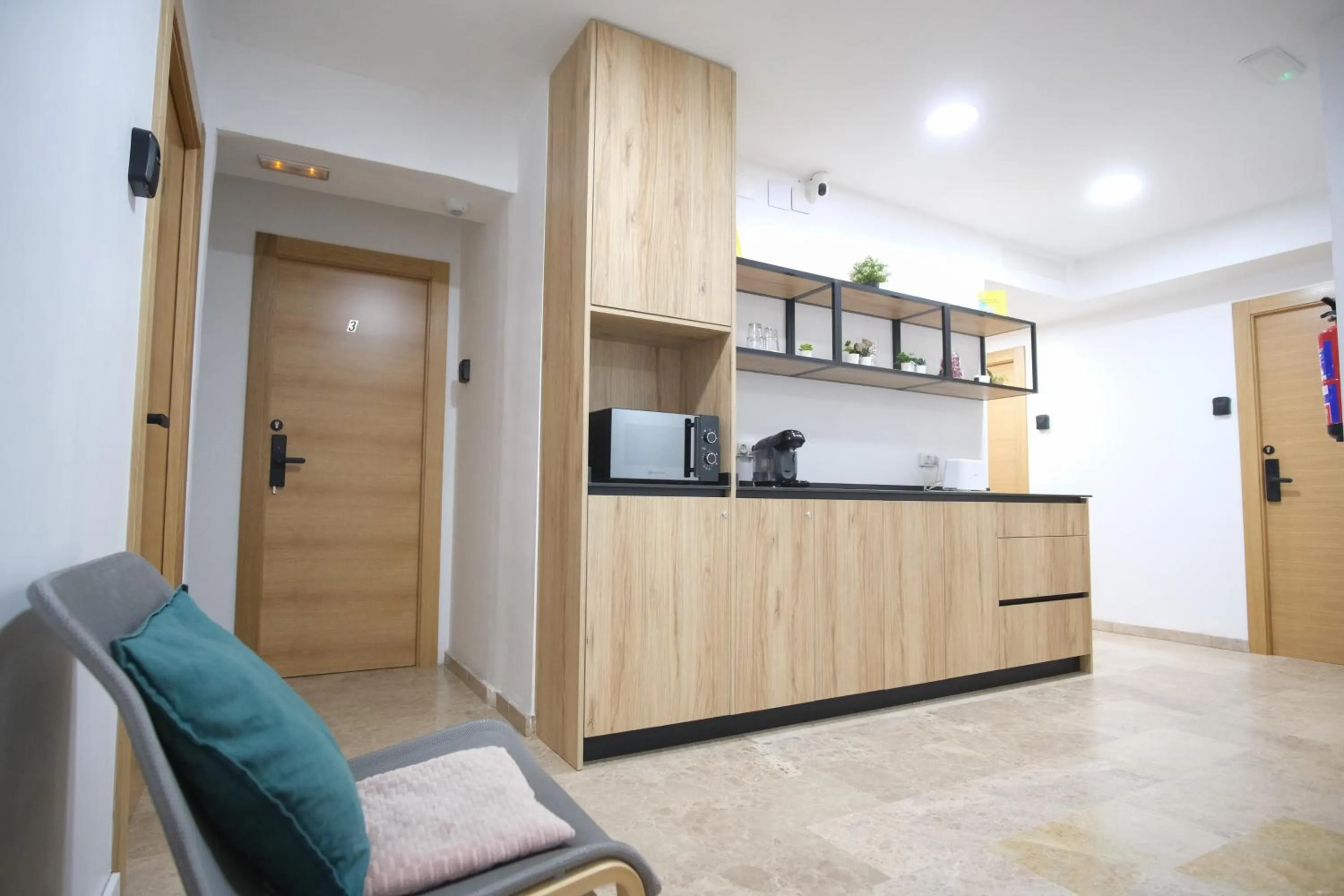 Communal kitchen in Urban Rooms Alicante