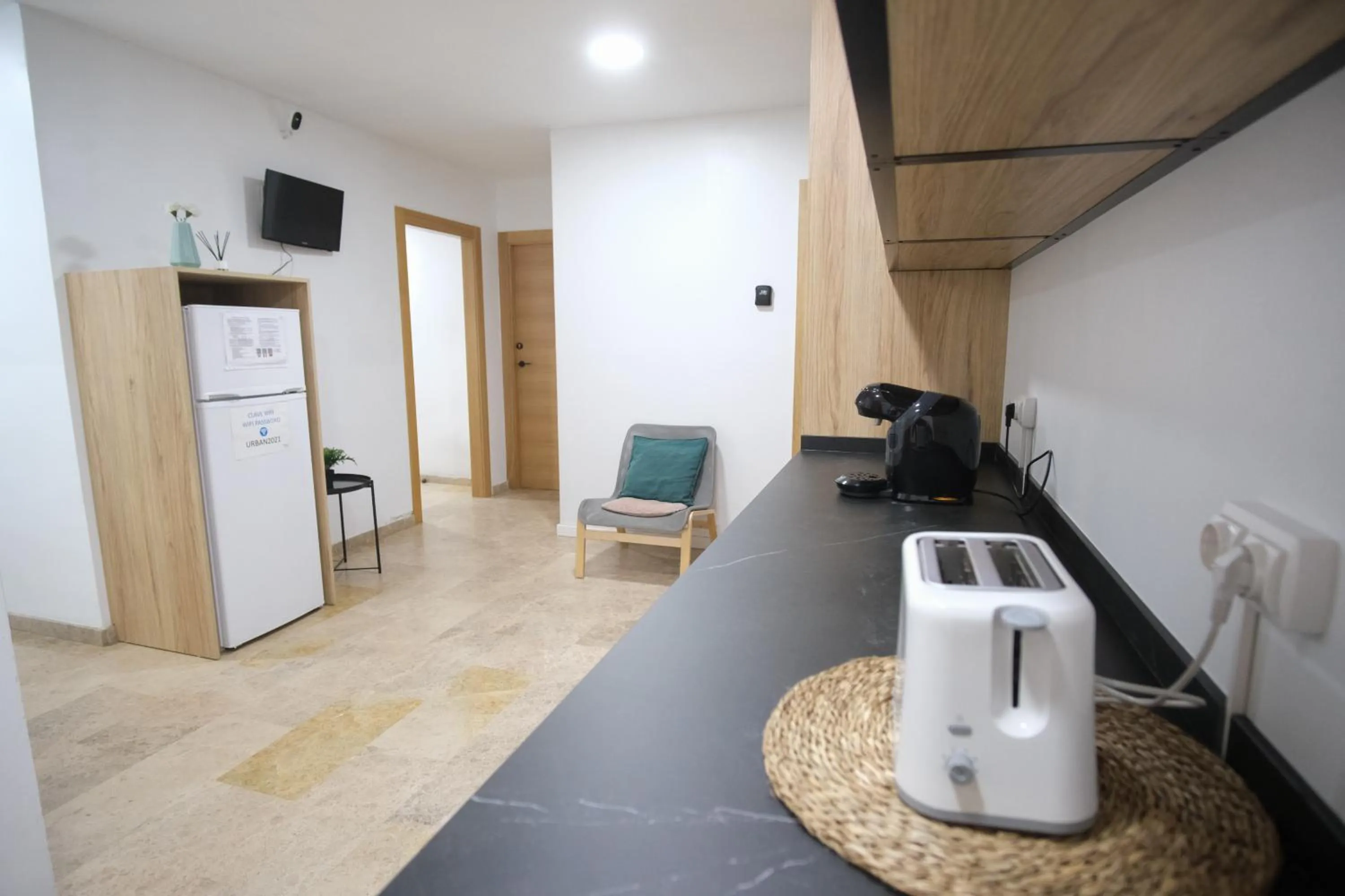 Communal kitchen in Urban Rooms Alicante