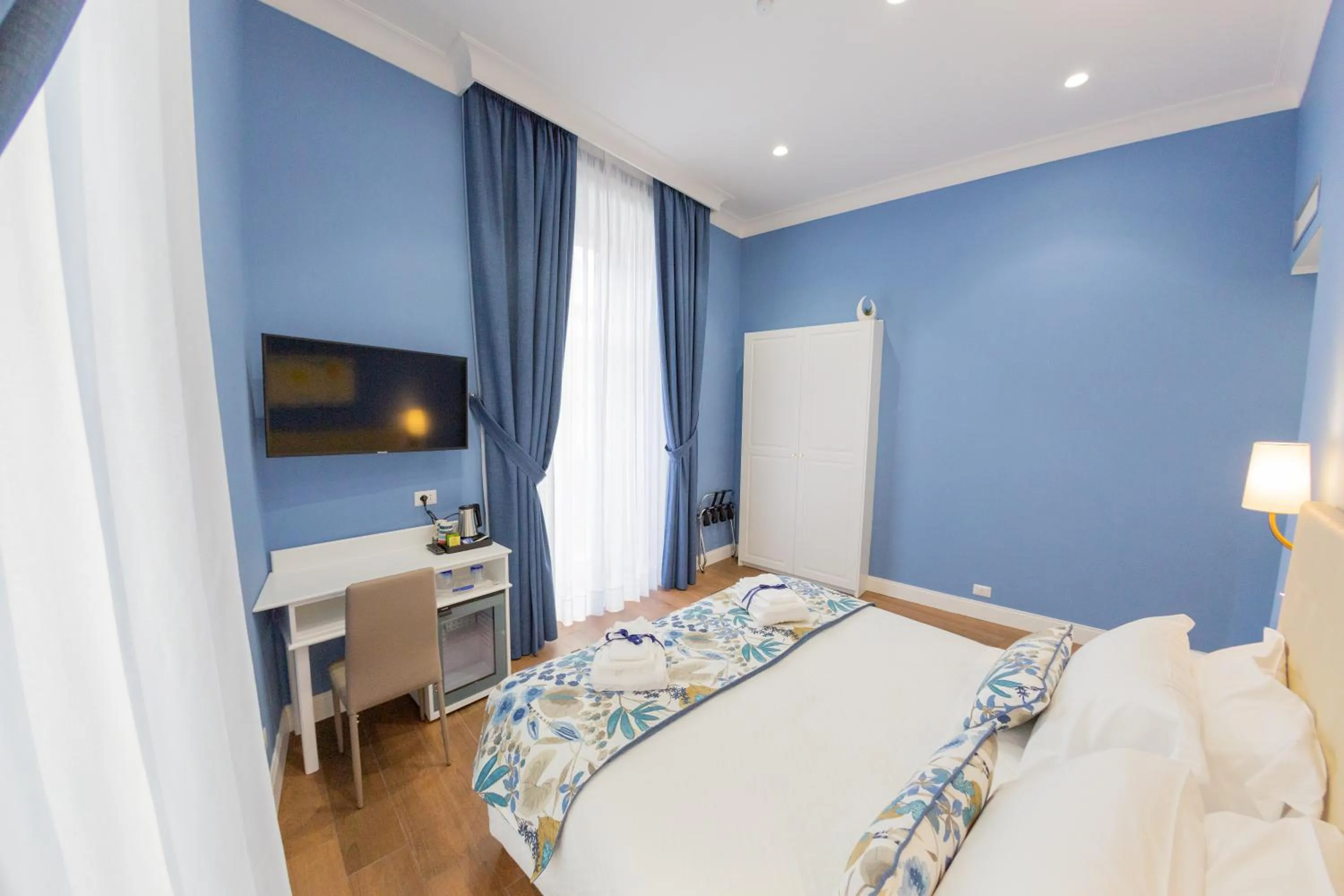 TV and multimedia, Bed in Suite CuoreNapoletano
