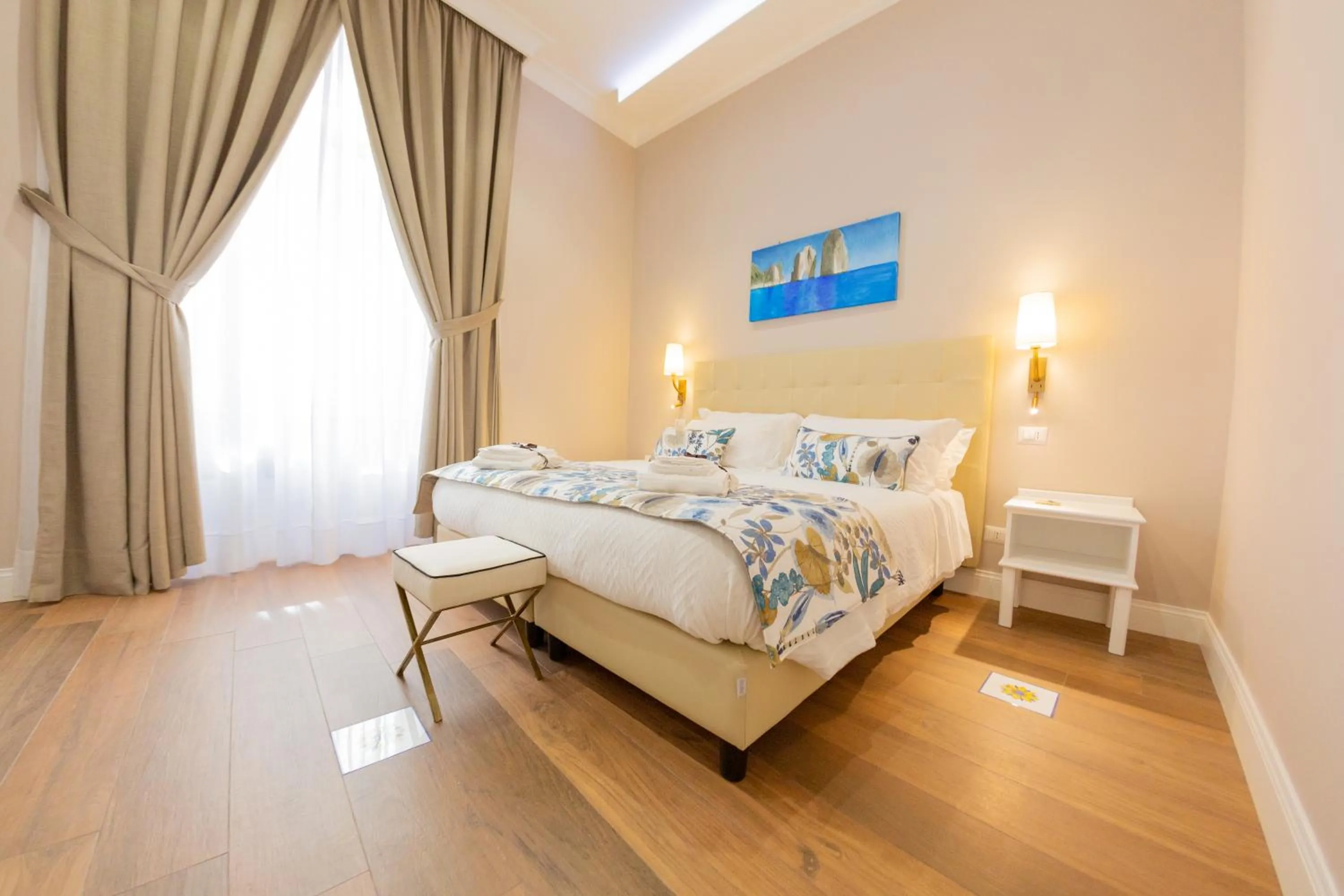 Photo of the whole room, Bed in Suite CuoreNapoletano