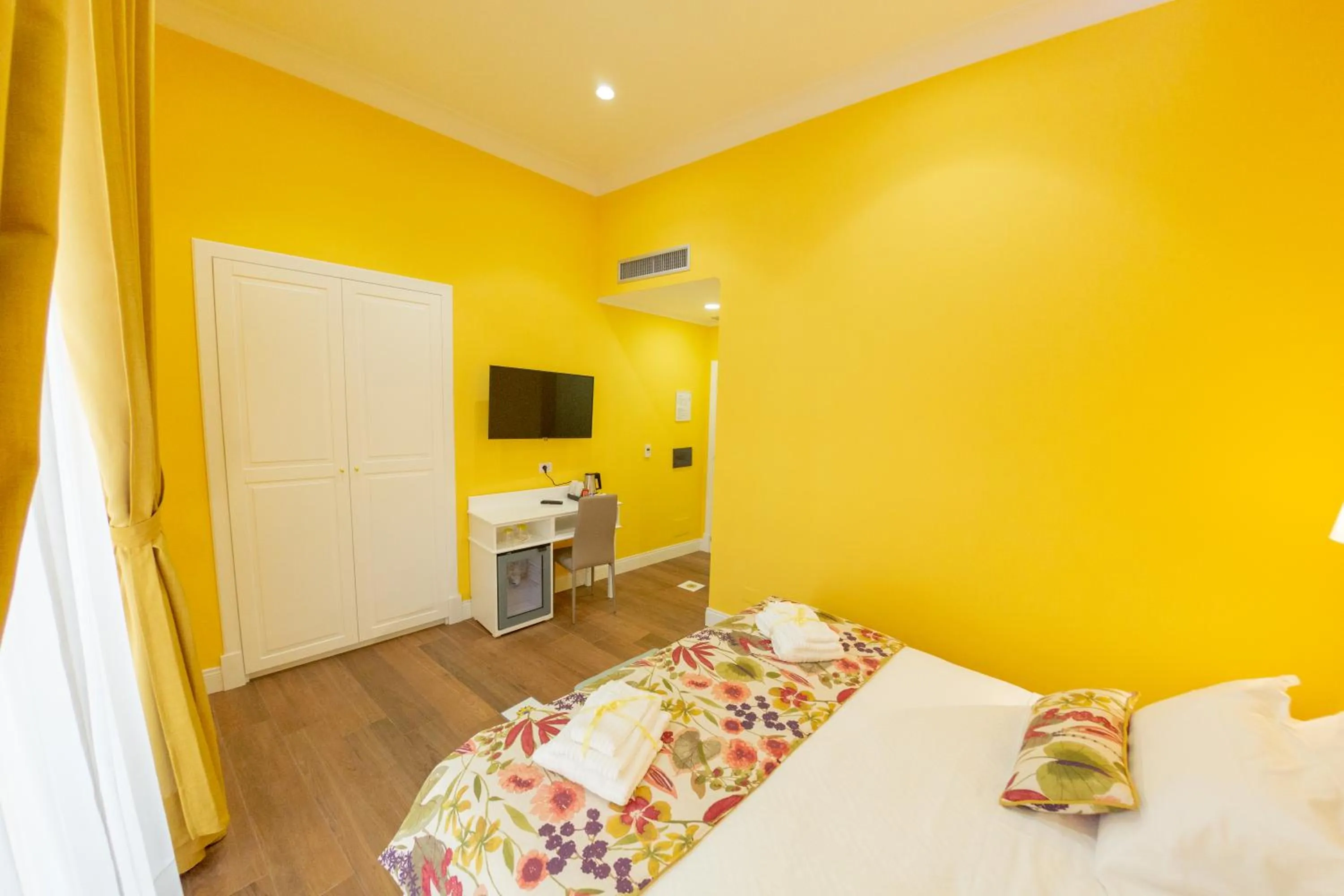 TV and multimedia, Bed in Suite CuoreNapoletano