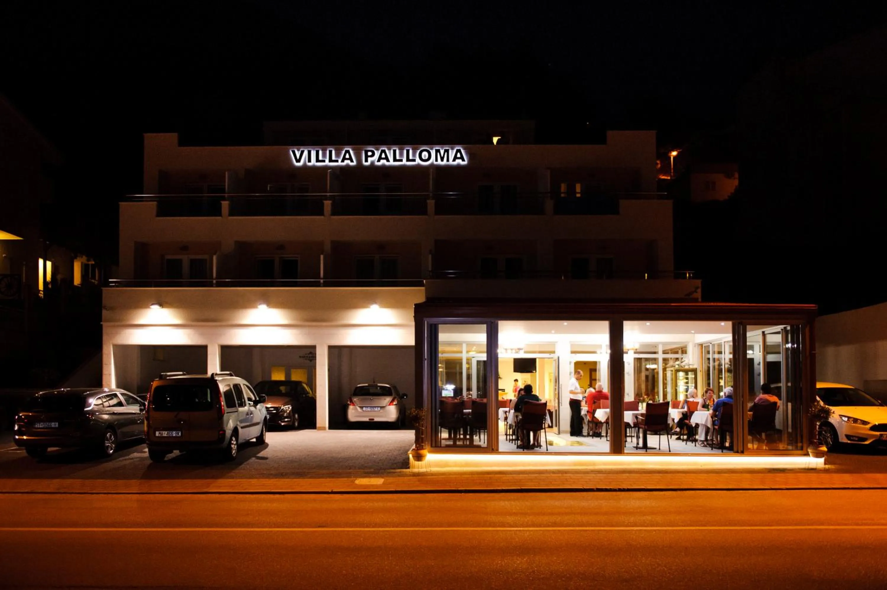 Restaurant/places to eat in Villa Palloma