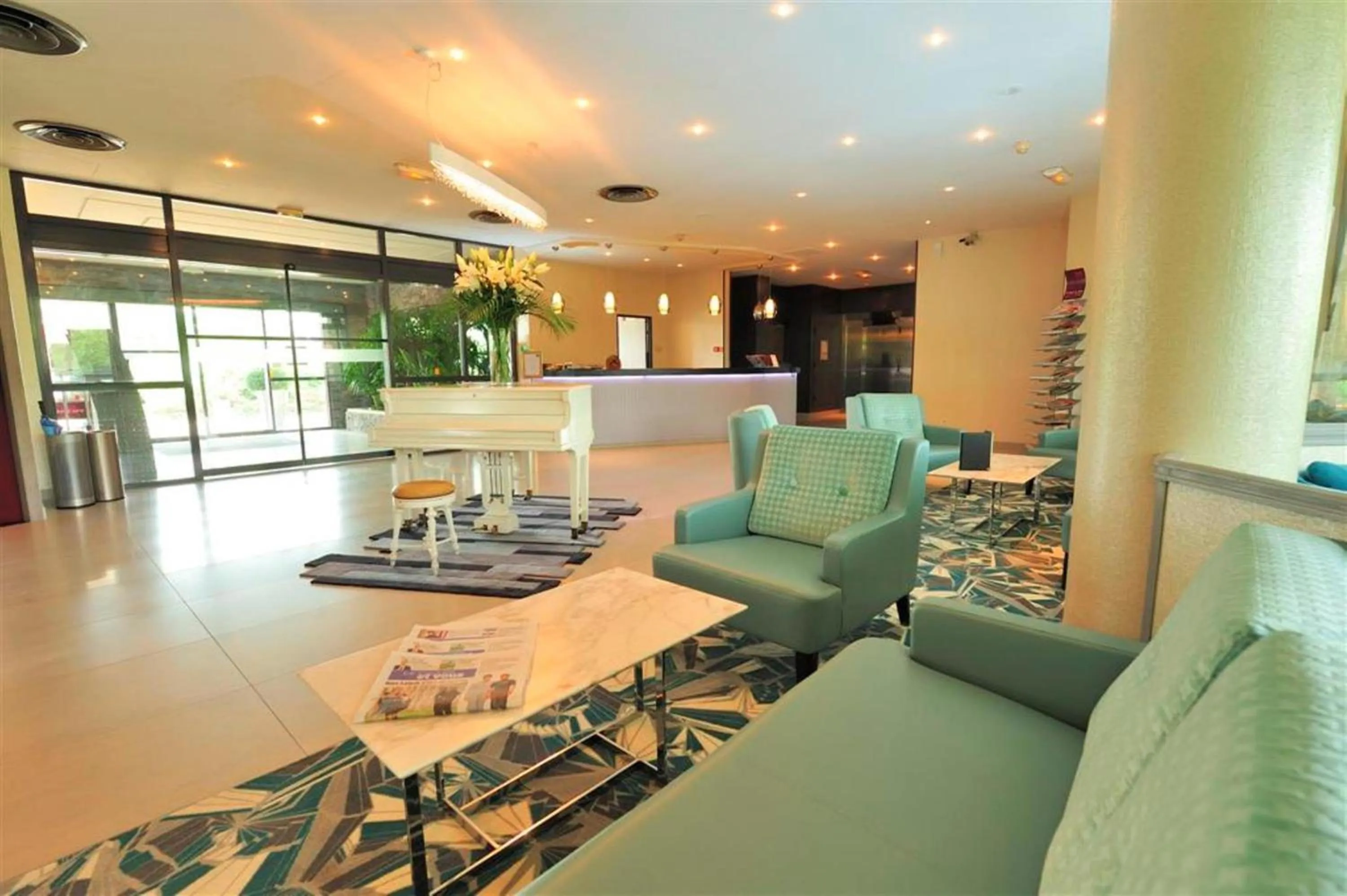 Lobby or reception in Best Western Plus Evreux Palais Des Congrès