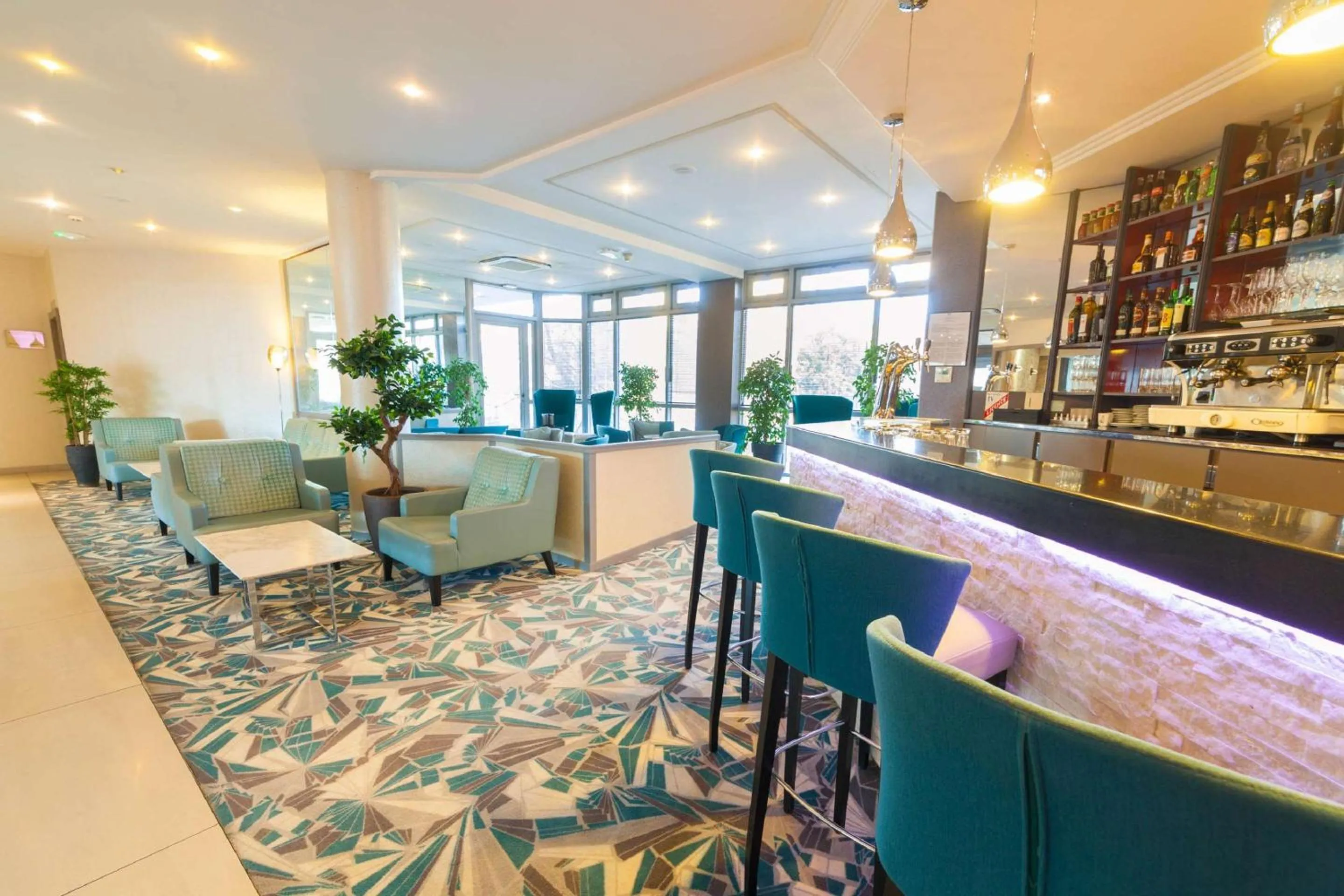 Lounge or bar in Best Western Plus Evreux Palais Des Congrès