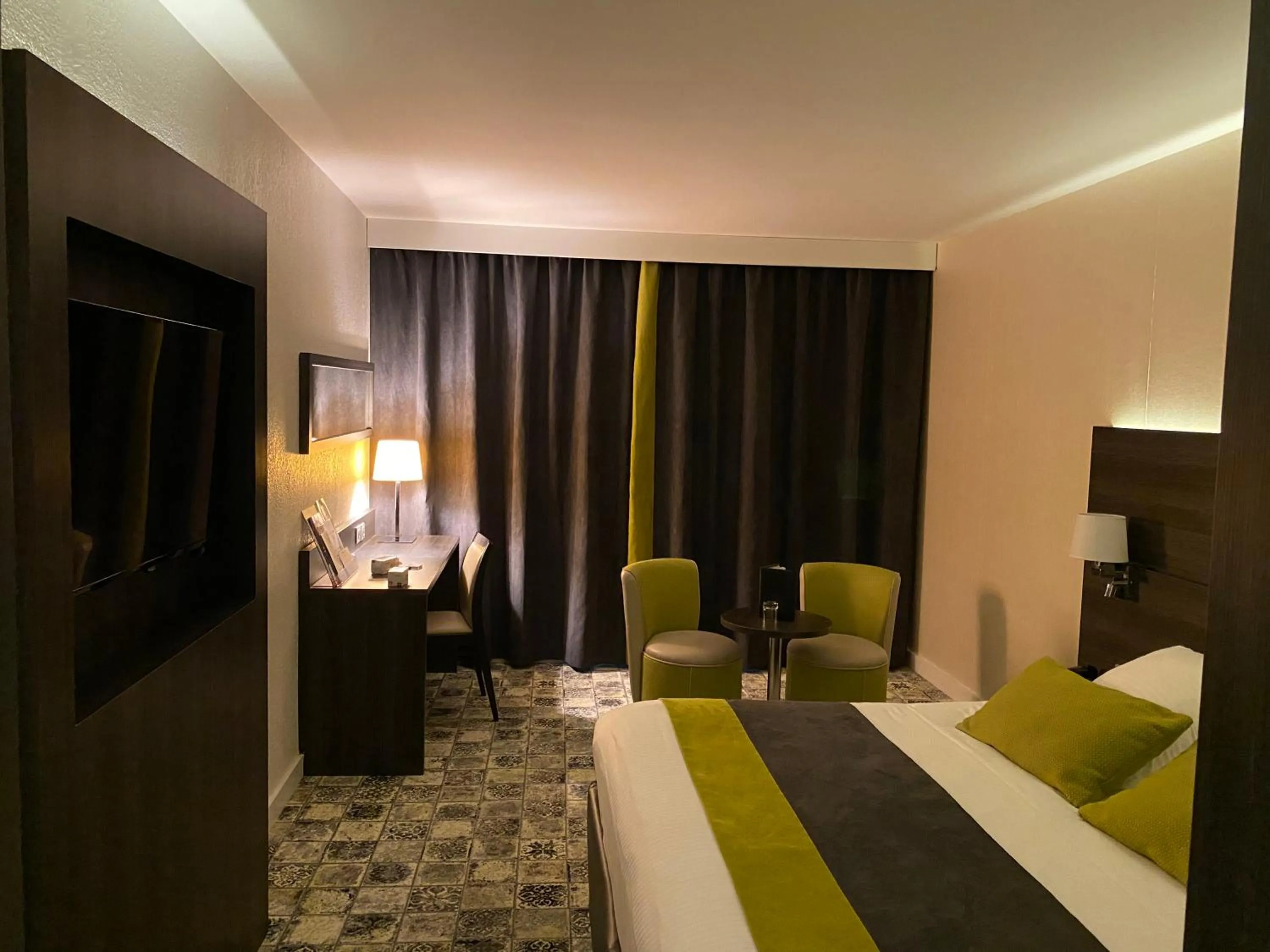 Photo of the whole room, Bed in Best Western Plus Evreux Palais Des Congrès