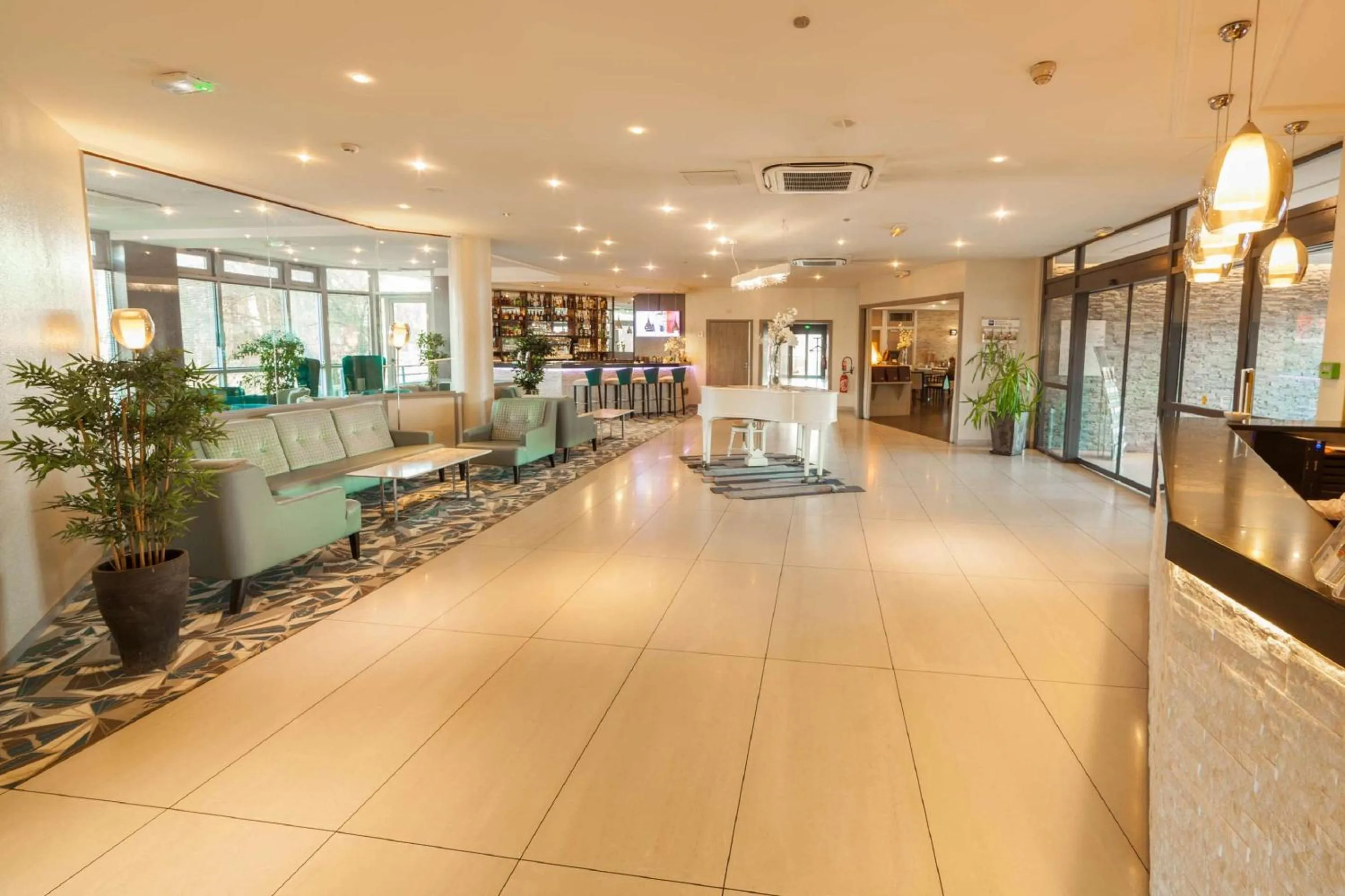Lobby or reception in Best Western Plus Evreux Palais Des Congrès