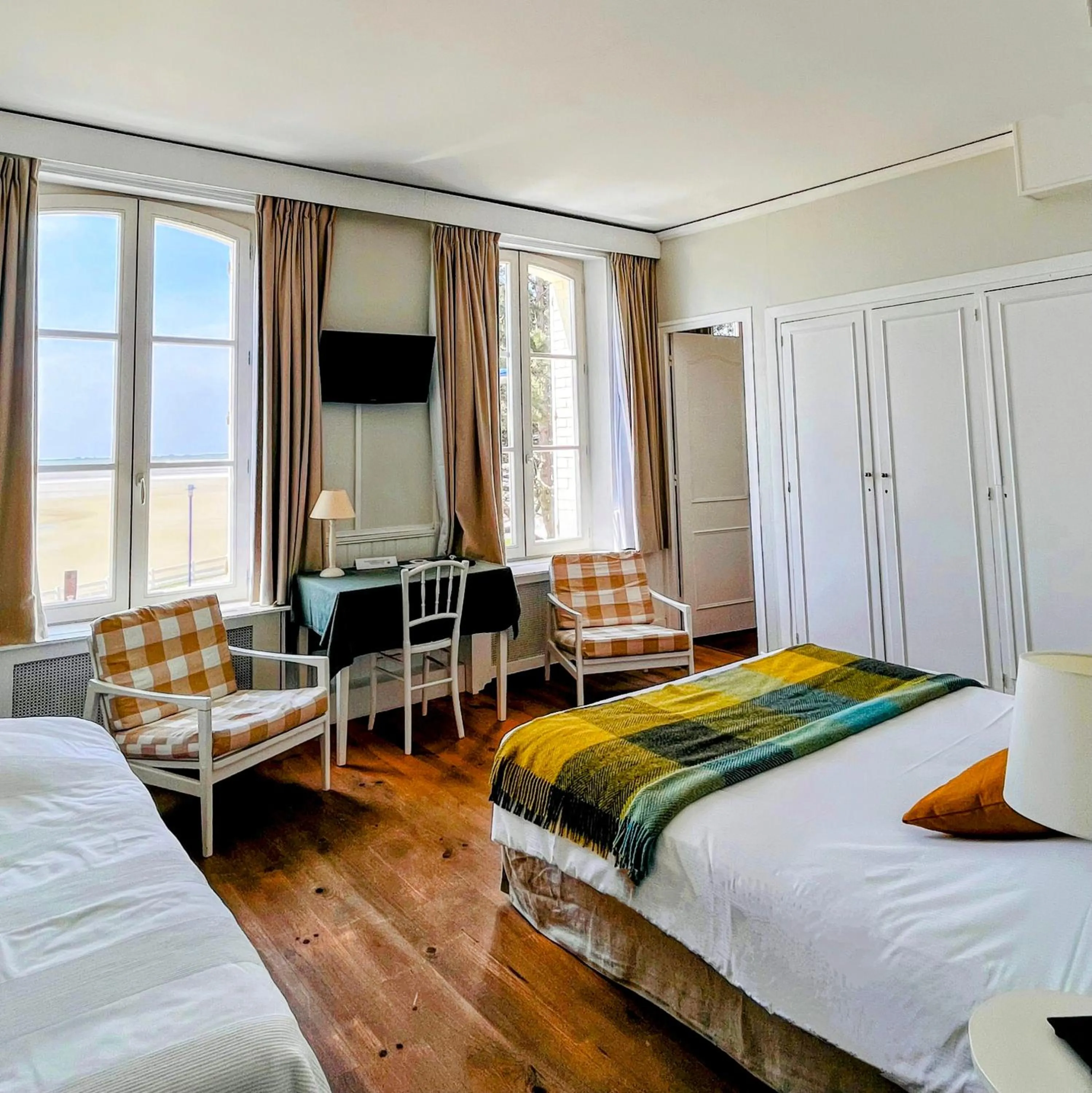 Bed in Hotel Restaurant Les Tourelles