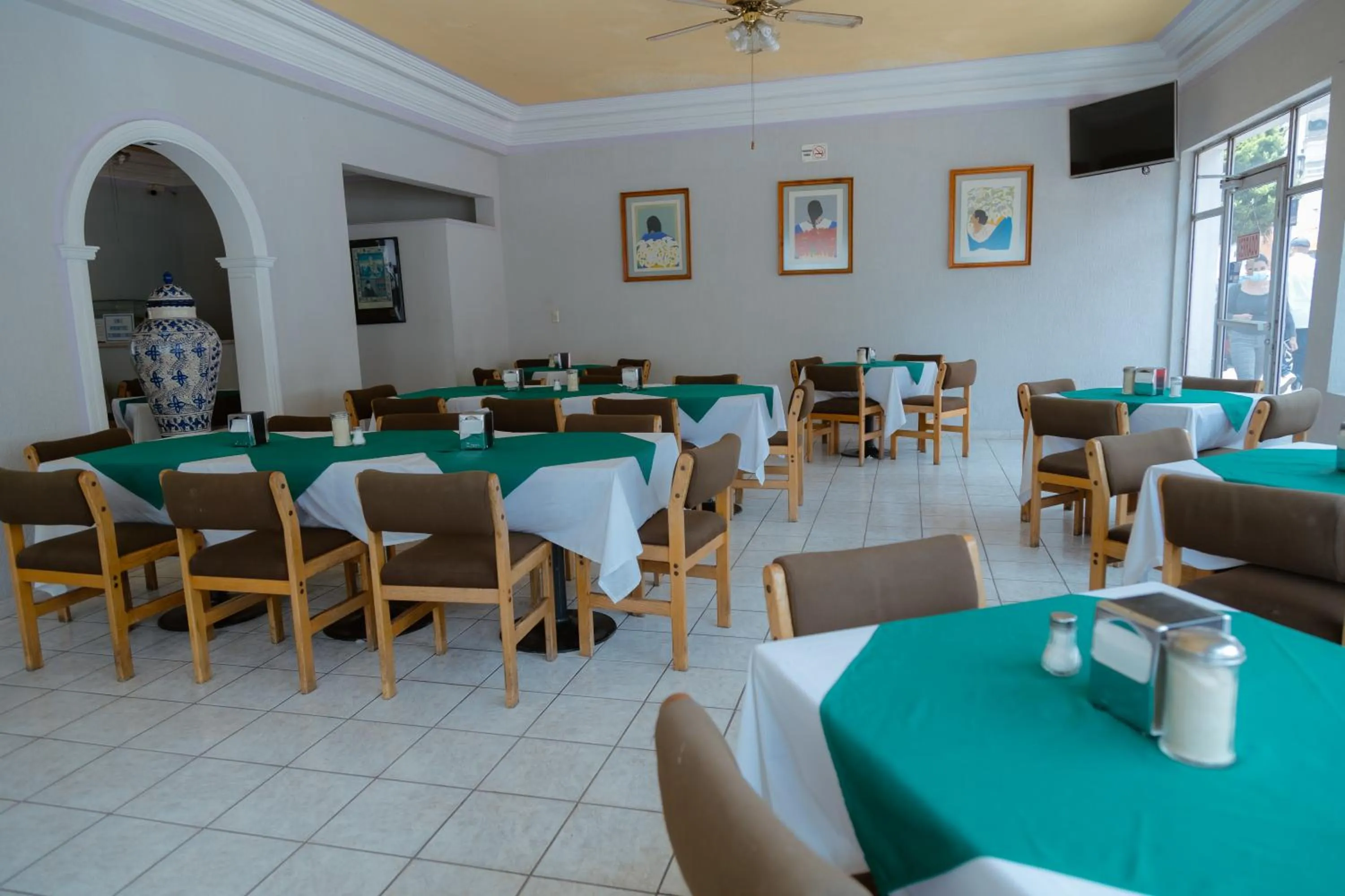 Restaurant/places to eat in Hotel Zacatecas Courts